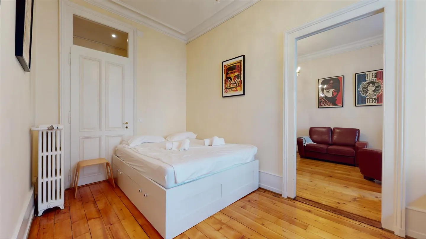 Magnifique appartement deux pièces dans un bâtiment prestigieux - Photo 5 sur 14