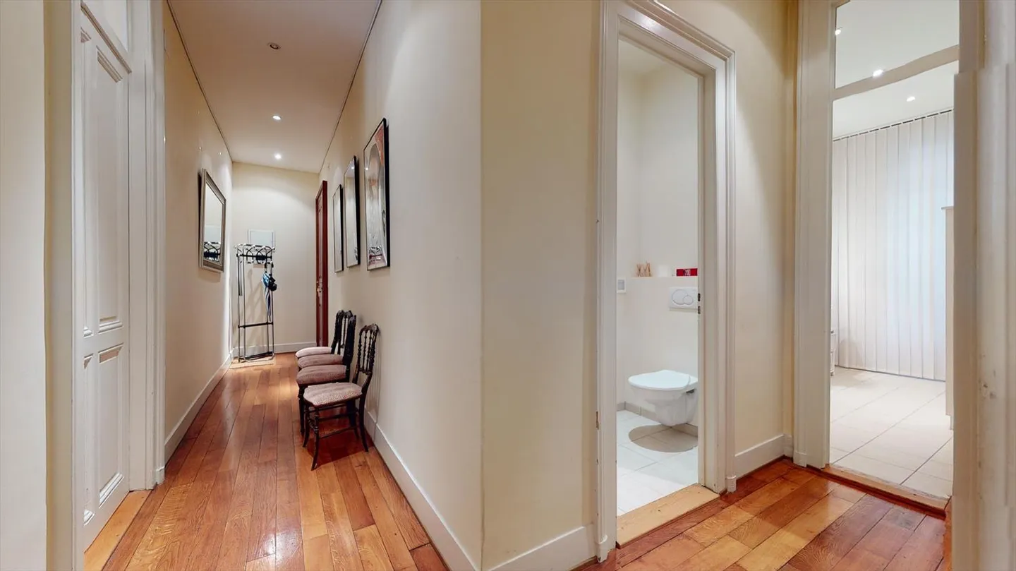 Magnifique appartement deux pièces dans un bâtiment prestigieux - Photo 6 sur 14