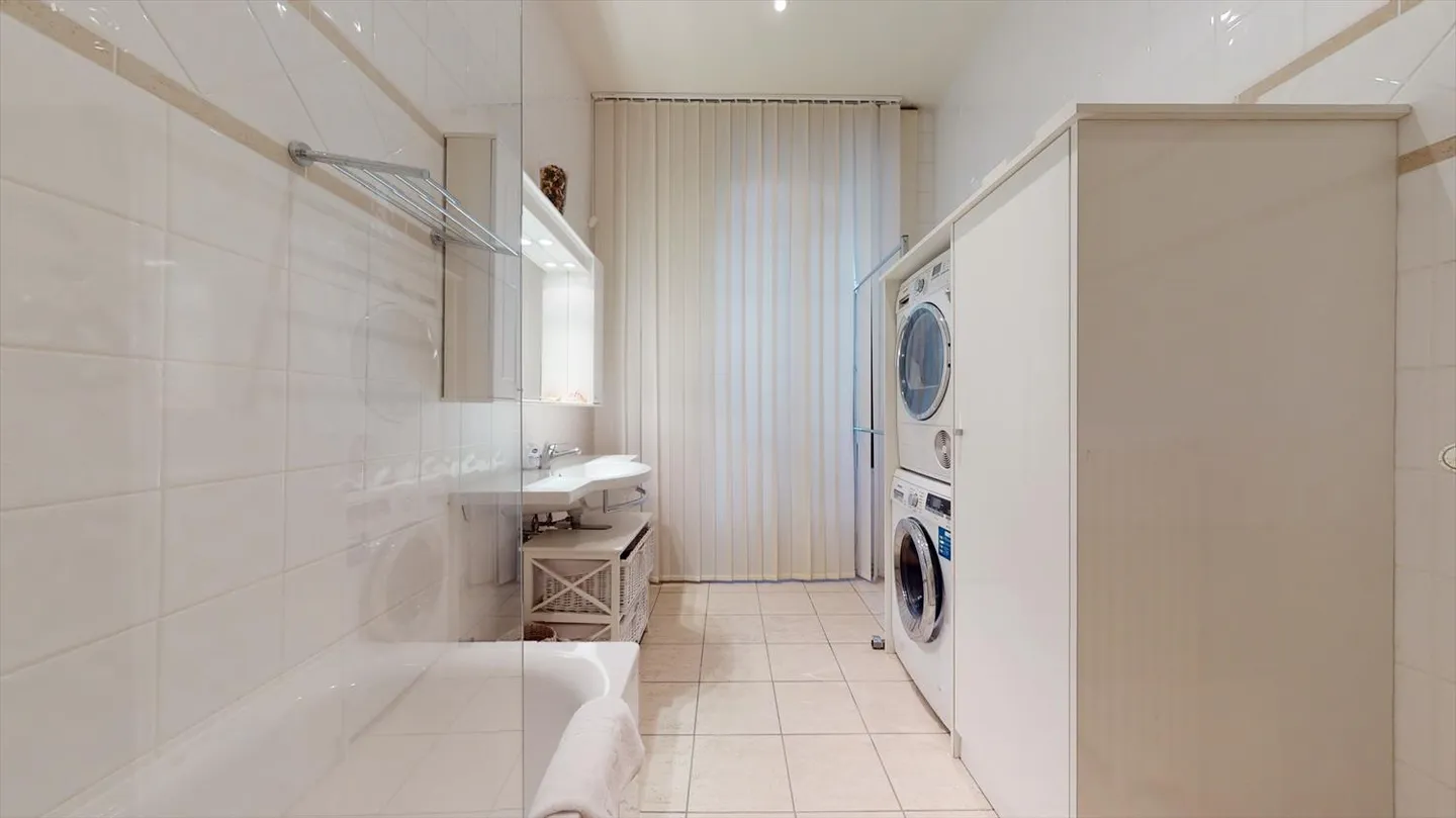 Magnifique appartement deux pièces dans un bâtiment prestigieux - Photo 7 sur 14