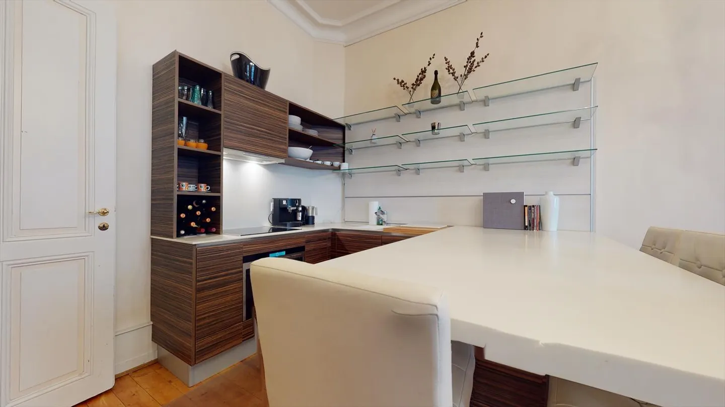 Magnifique appartement deux pièces dans un bâtiment prestigieux - Photo 9 sur 14