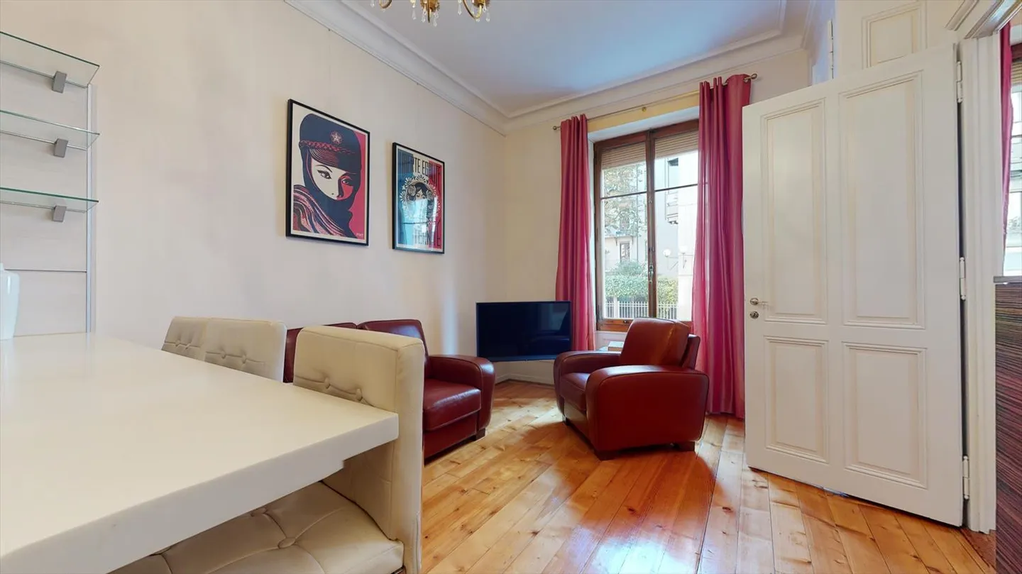 Magnifique appartement deux pièces dans un bâtiment prestigieux - Photo 10 sur 14