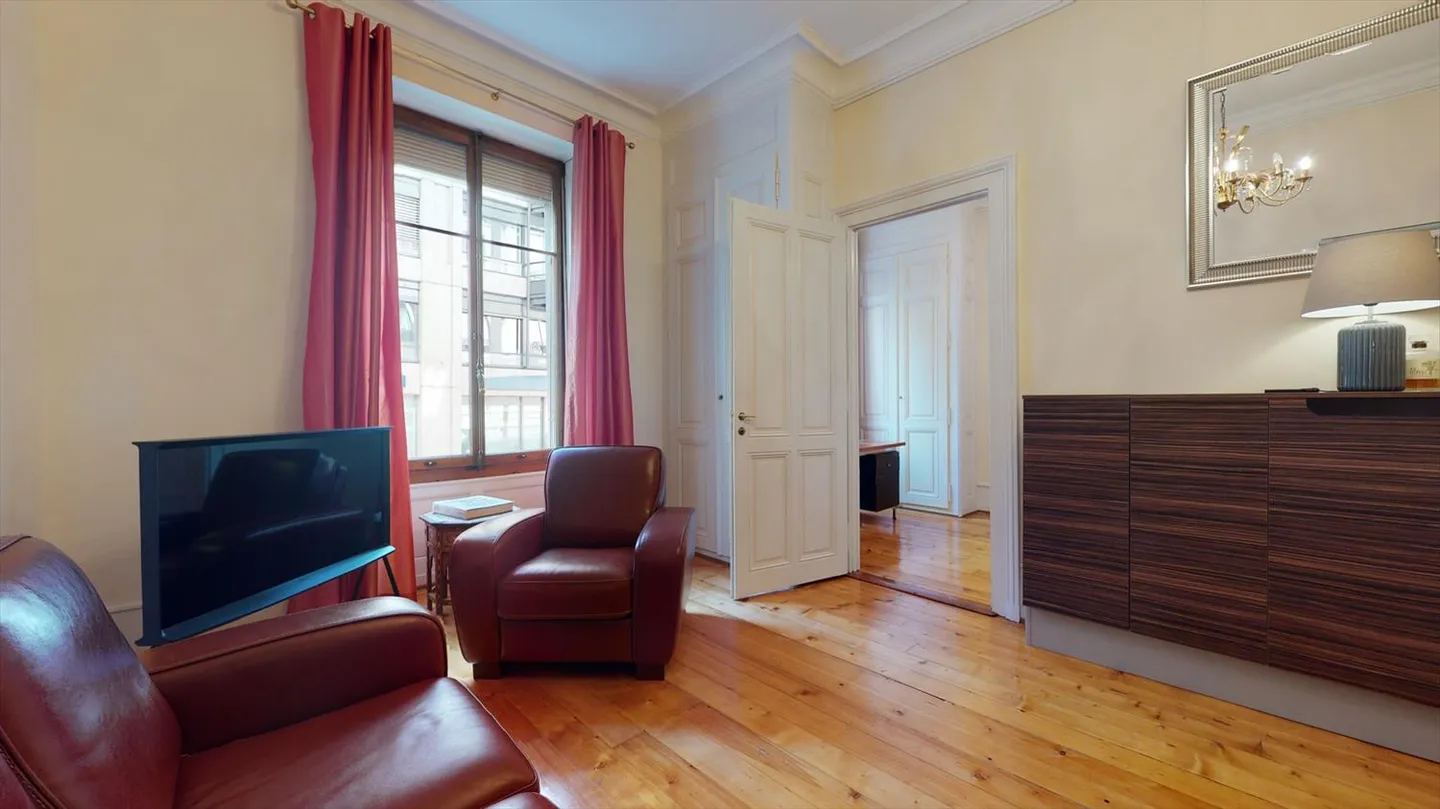 Magnifique appartement deux pièces dans un bâtiment prestigieux - Photo 13 sur 14