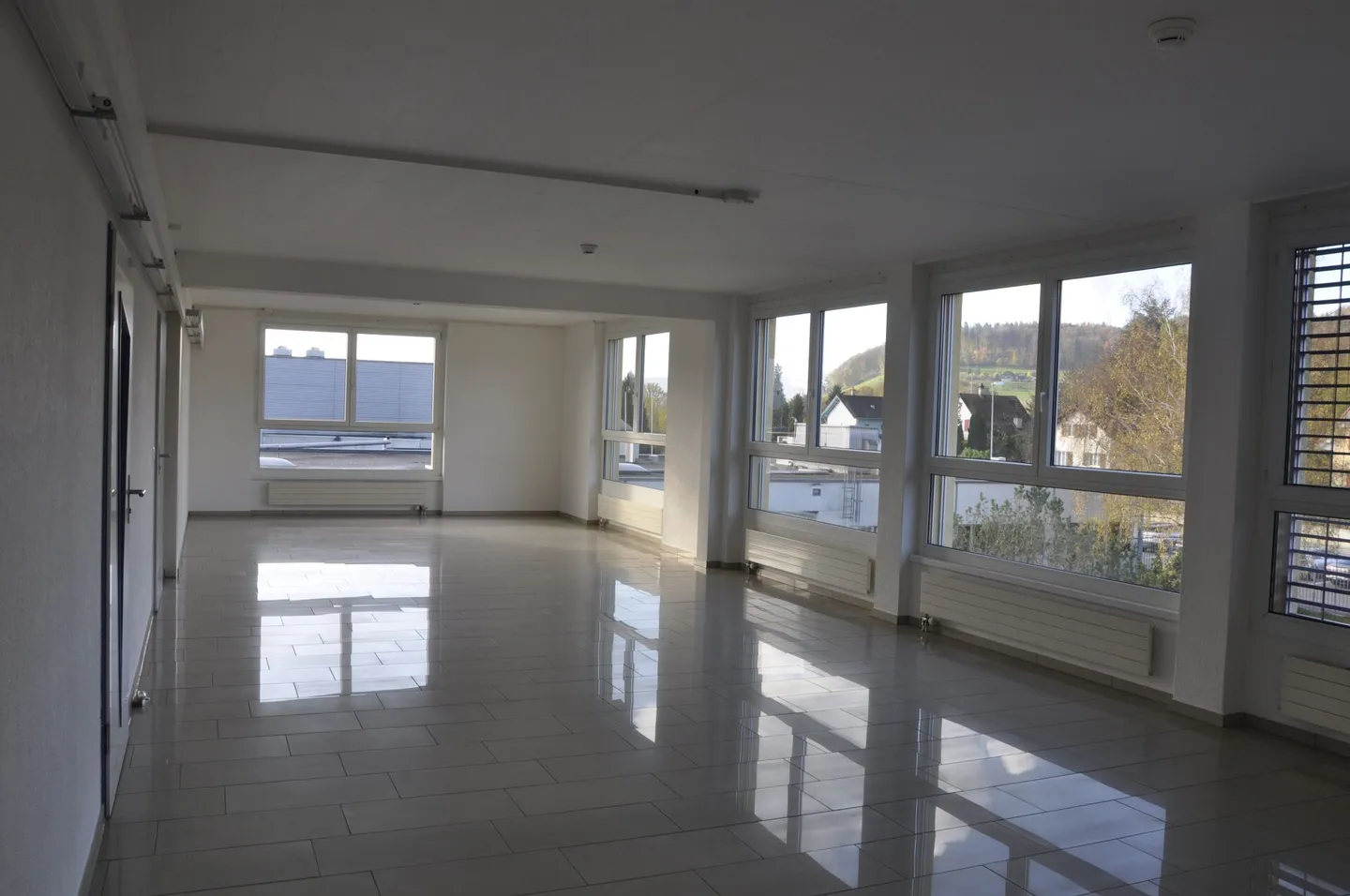 Spazio commerciale unico di 70 m2 nella migliore posizione a Erlinsbach - Foto 2 di 3