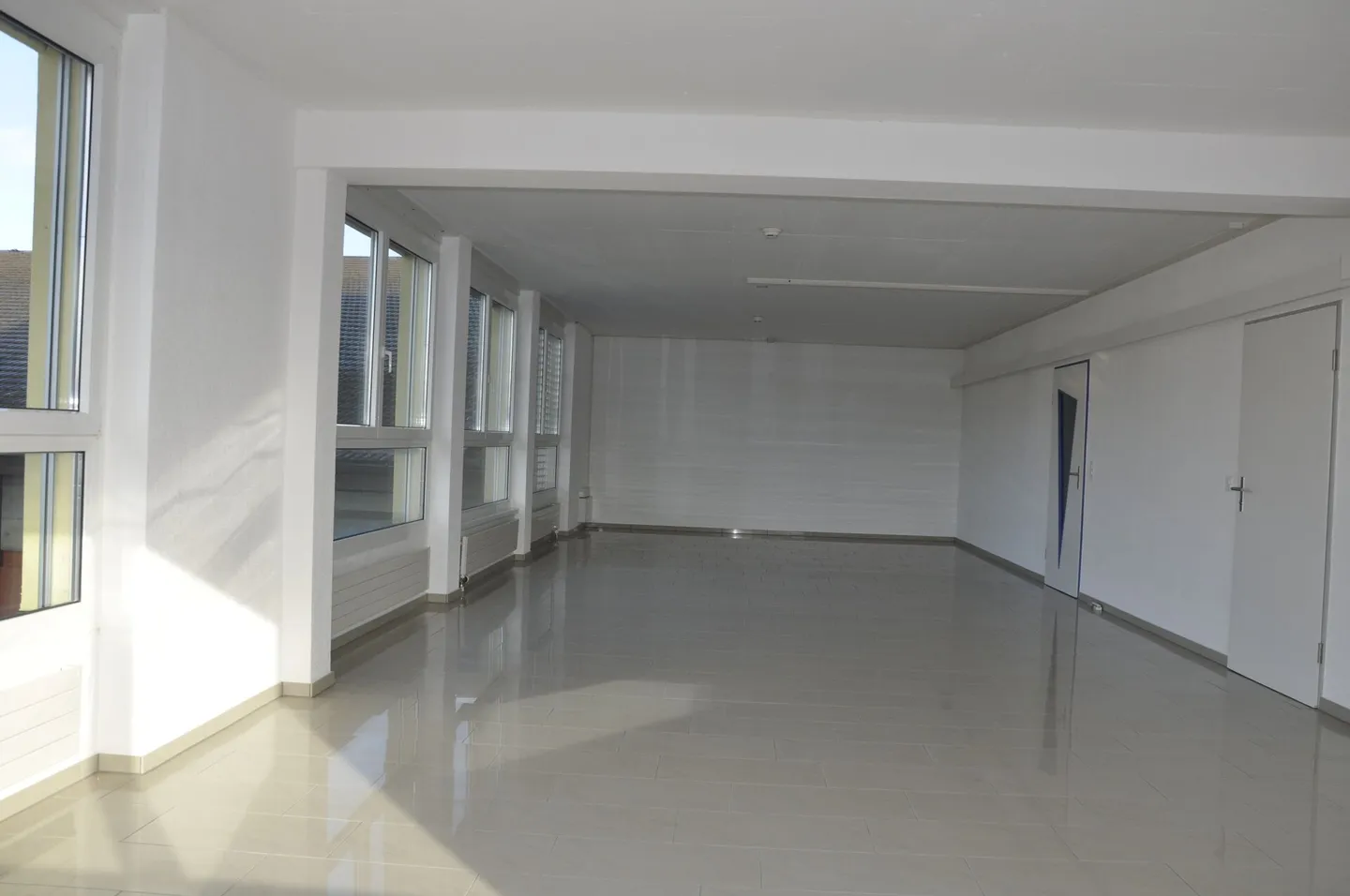 Spazio commerciale unico di 70 m2 nella migliore posizione a Erlinsbach - Foto 3 di 3