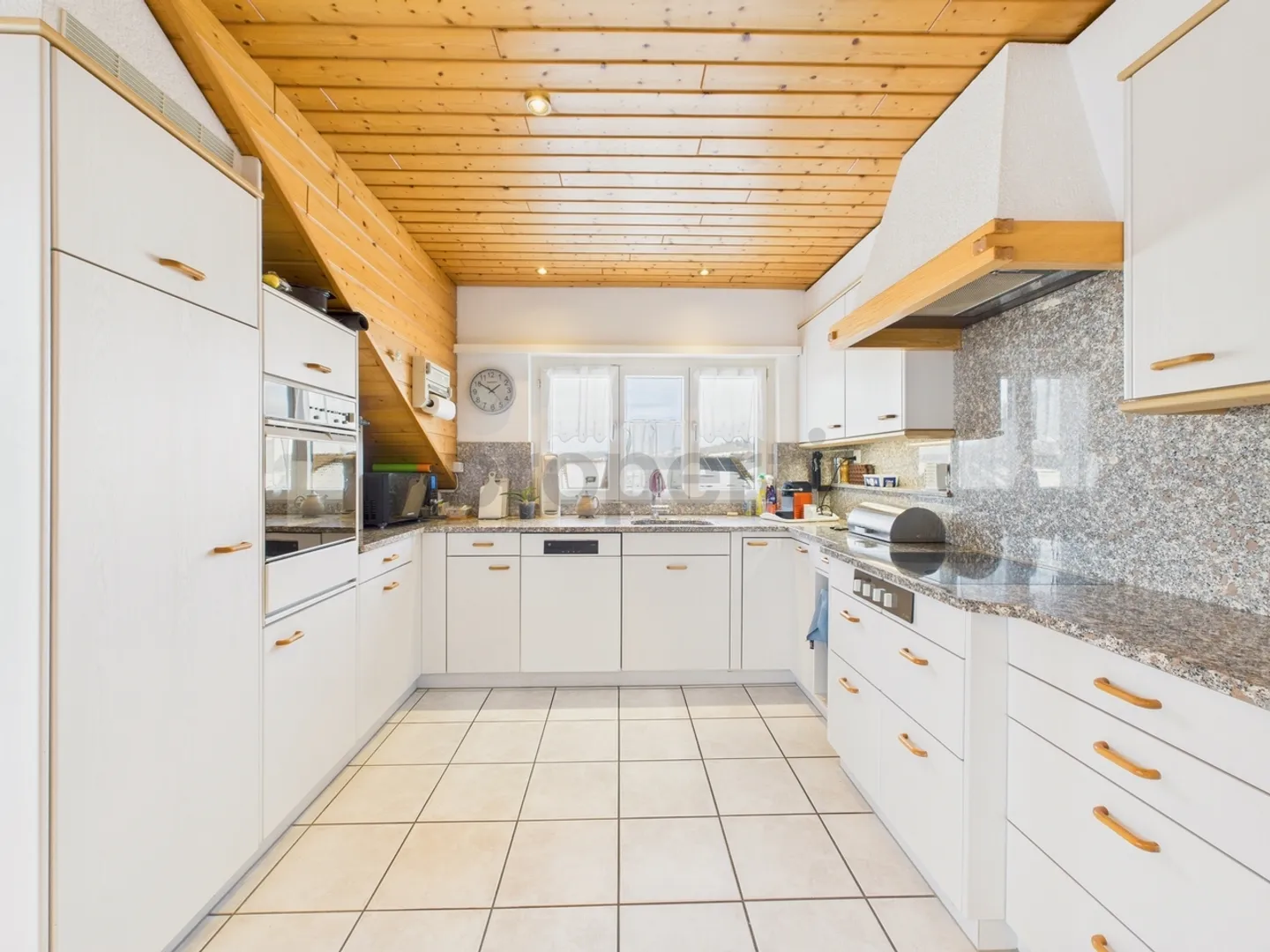 Charming 4-Room Attic Apartment in Fahrwangen - Photo 4 of 13