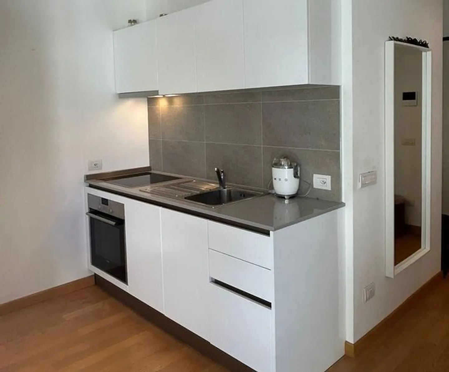 APPARTAMENTO 1.5 LOCALI ARREDATO, CON TERRAZZA E VISTA LAGO - Foto 3 di 7
