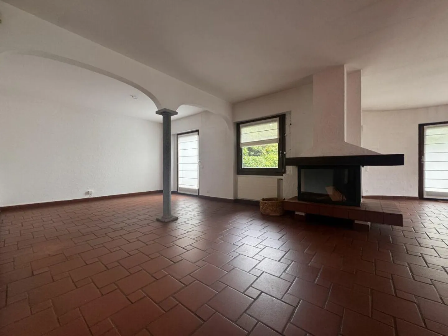 COMANO · ELEGANT APARTMENT WITH SPACIOUS LIVING AREA · PRIVATE GARDEN AND POOL - Photo 2 of 14