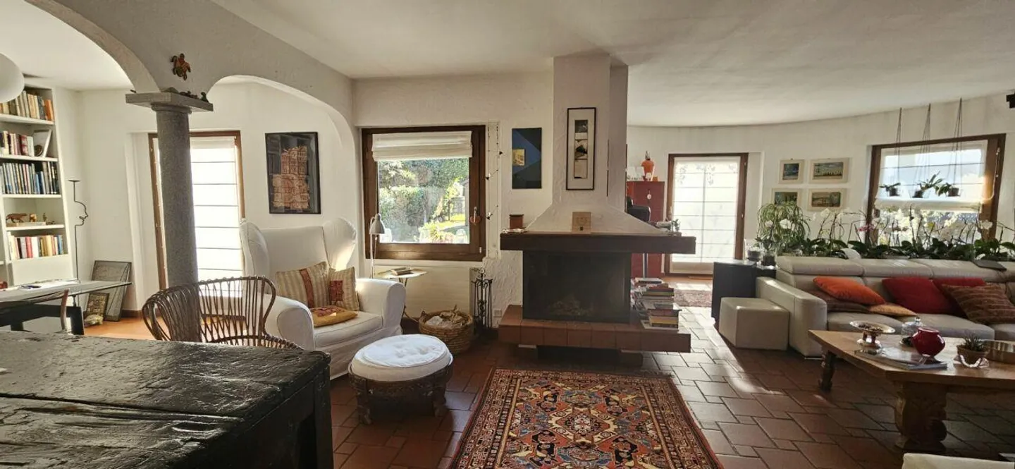 COMANO · ELEGANT APARTMENT WITH SPACIOUS LIVING AREA · PRIVATE GARDEN AND POOL - Photo 3 of 14