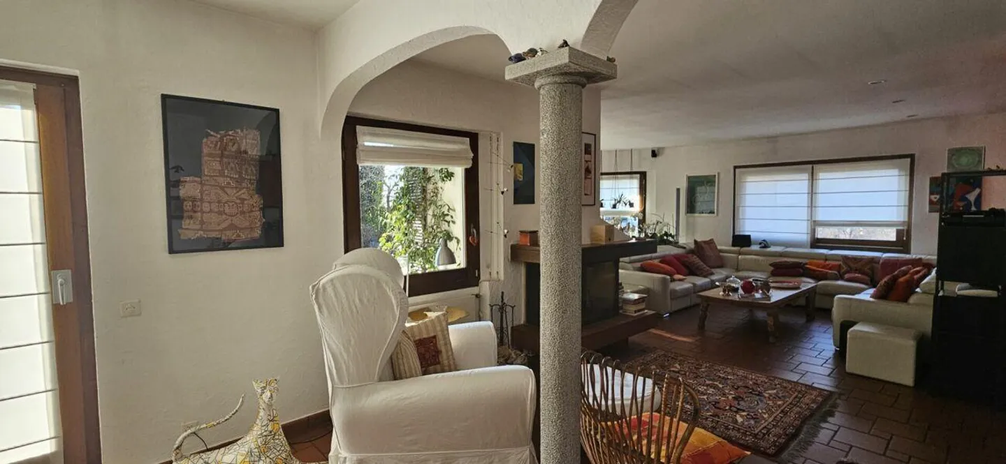 COMANO · ELEGANT APARTMENT WITH SPACIOUS LIVING AREA · PRIVATE GARDEN AND POOL - Photo 5 of 14