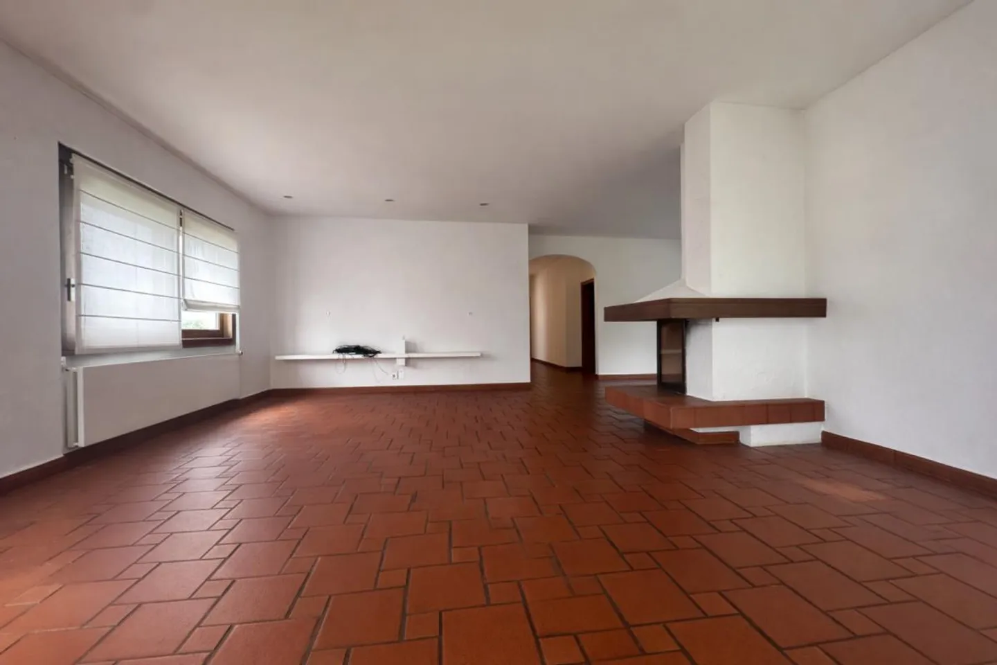 COMANO · ELEGANT APARTMENT WITH SPACIOUS LIVING AREA · PRIVATE GARDEN AND POOL - Photo 6 of 14