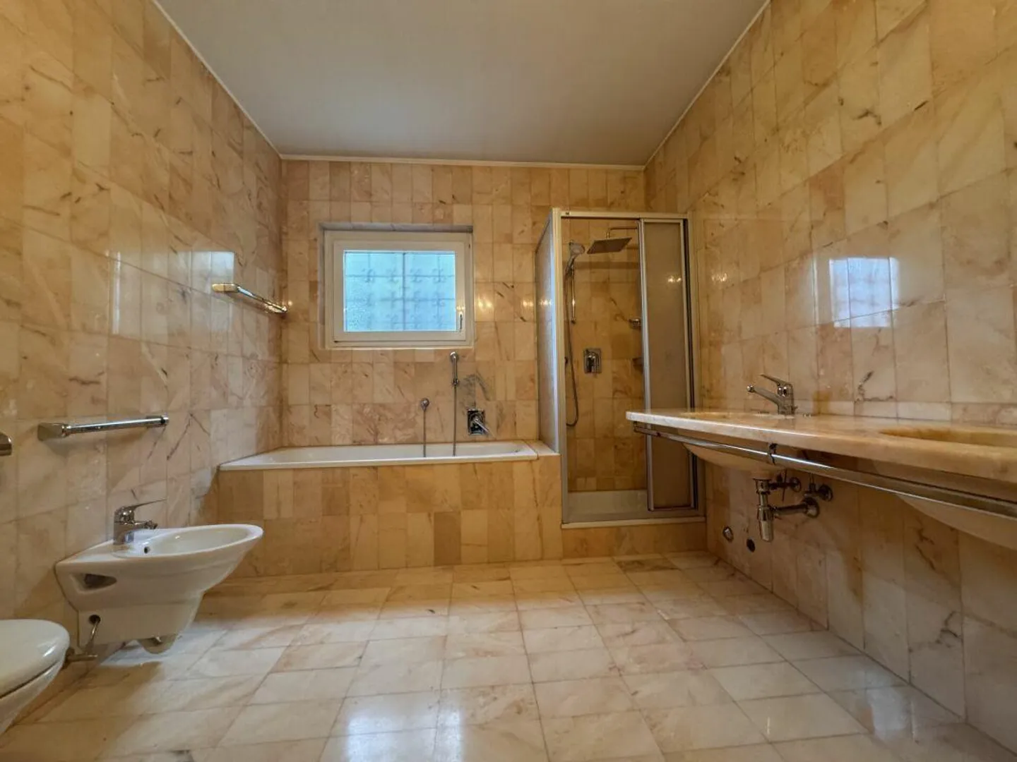 COMANO · ELEGANT APARTMENT WITH SPACIOUS LIVING AREA · PRIVATE GARDEN AND POOL - Photo 12 of 14