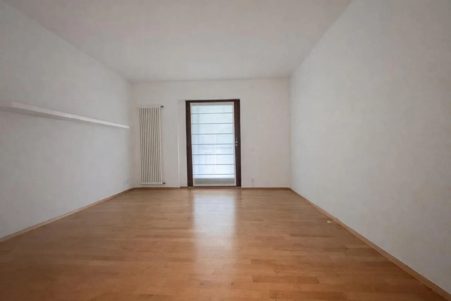 COMANO · ELEGANT APARTMENT WITH SPACIOUS LIVING AREA · PRIVATE GARDEN AND POOL - Photo 11 of 14