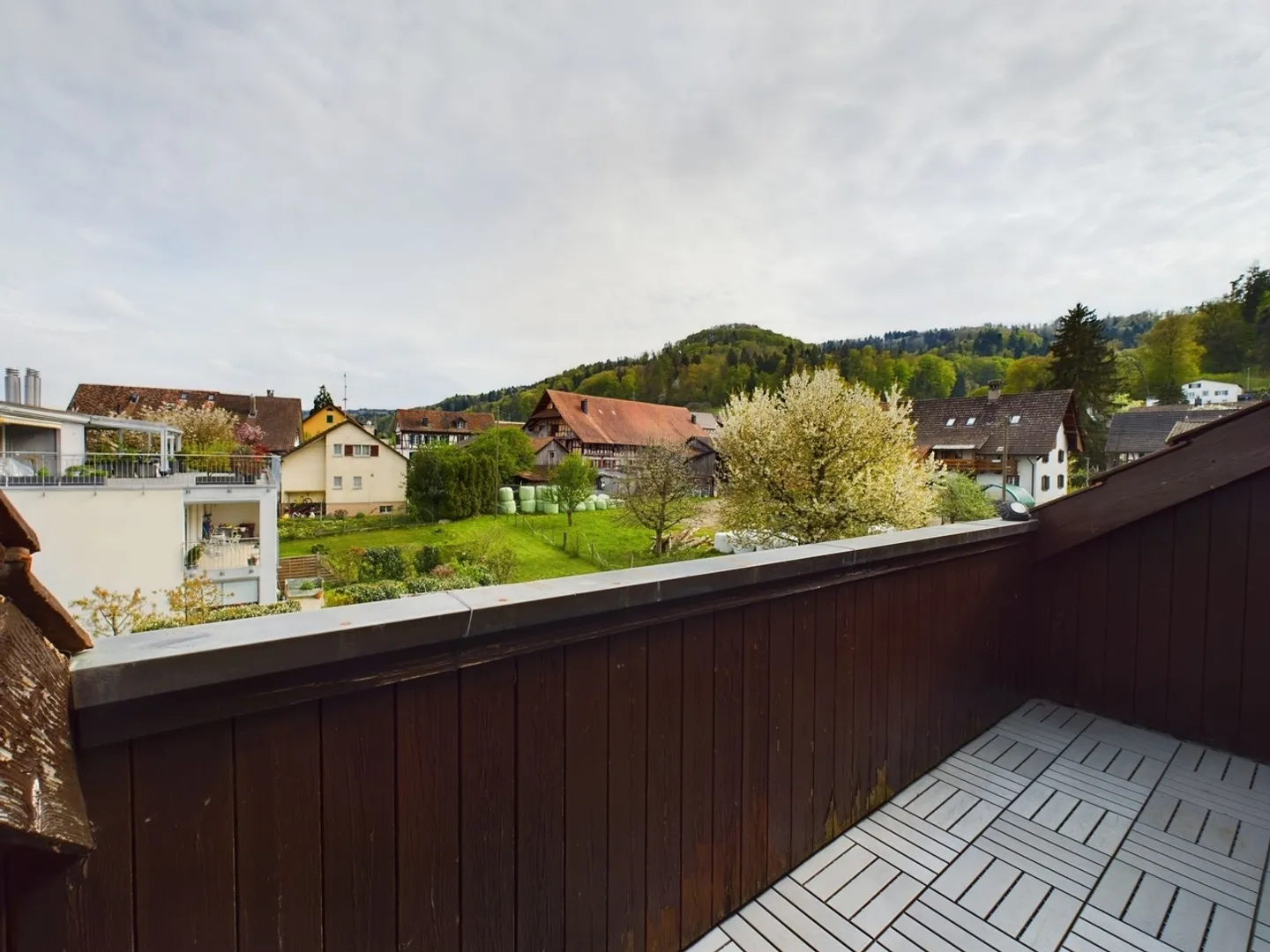 Appartement sous les combles de 4,5 pièces, confortable et lumineux à Neuenhof - Photo 1 sur 13
