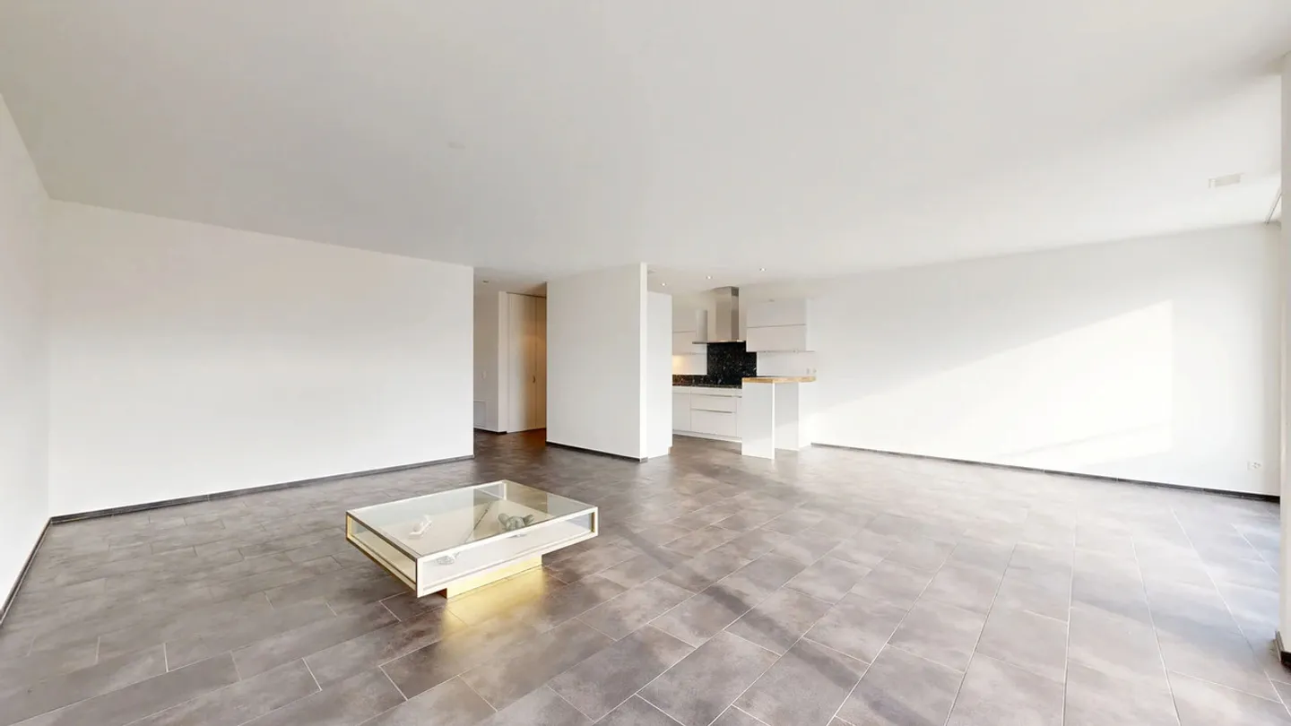 Modern 3.5-room apartment with balcony and parking space - Photo 2 of 15