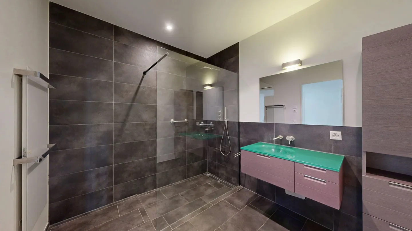 Modern 3.5-room apartment with balcony and parking space - Photo 11 of 15