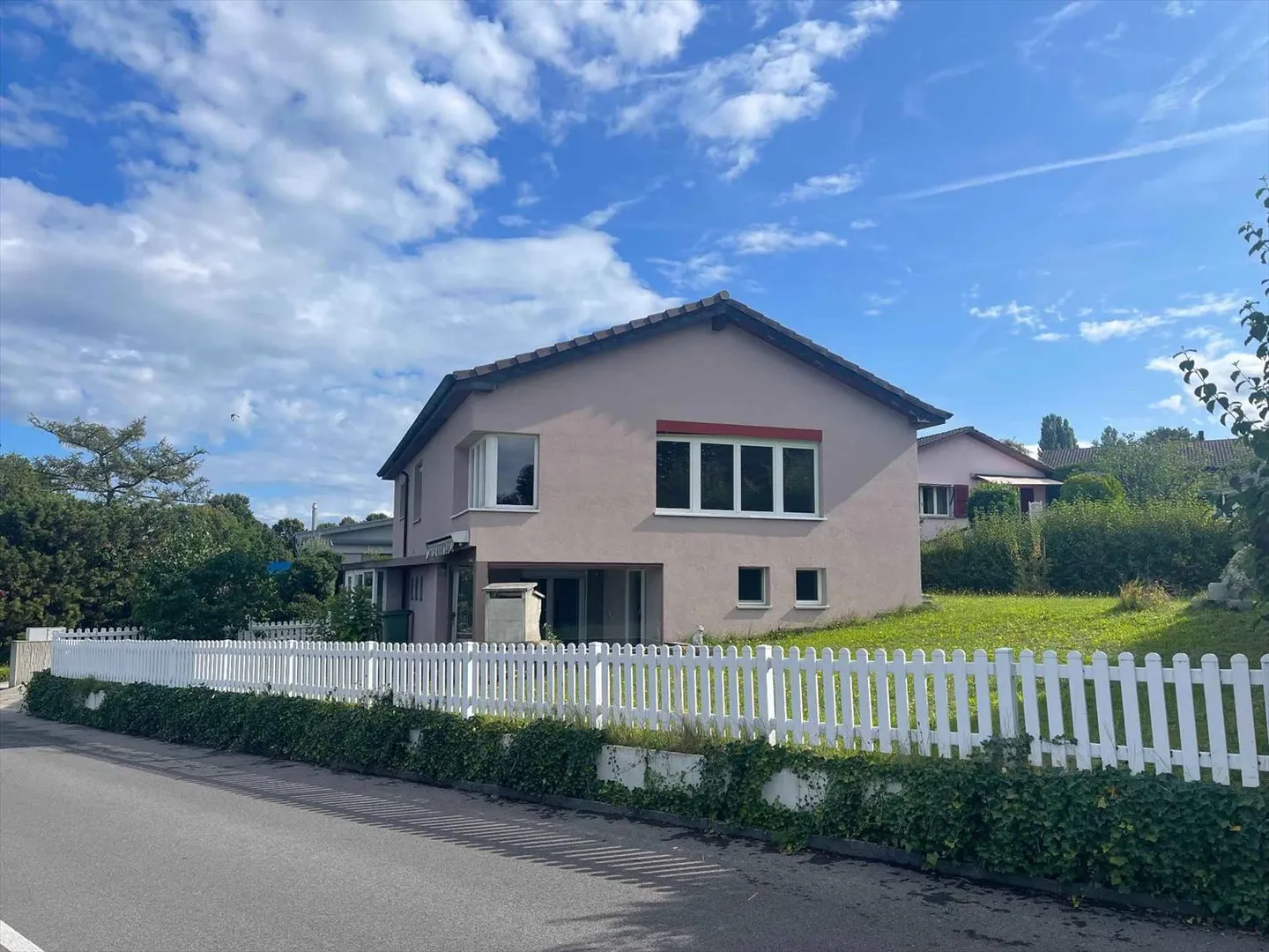 YVERDON-LES-BAINS - PRÄCHTIGE VILLA NAHE DEM STADTZENTRUM - Foto 2 von 9