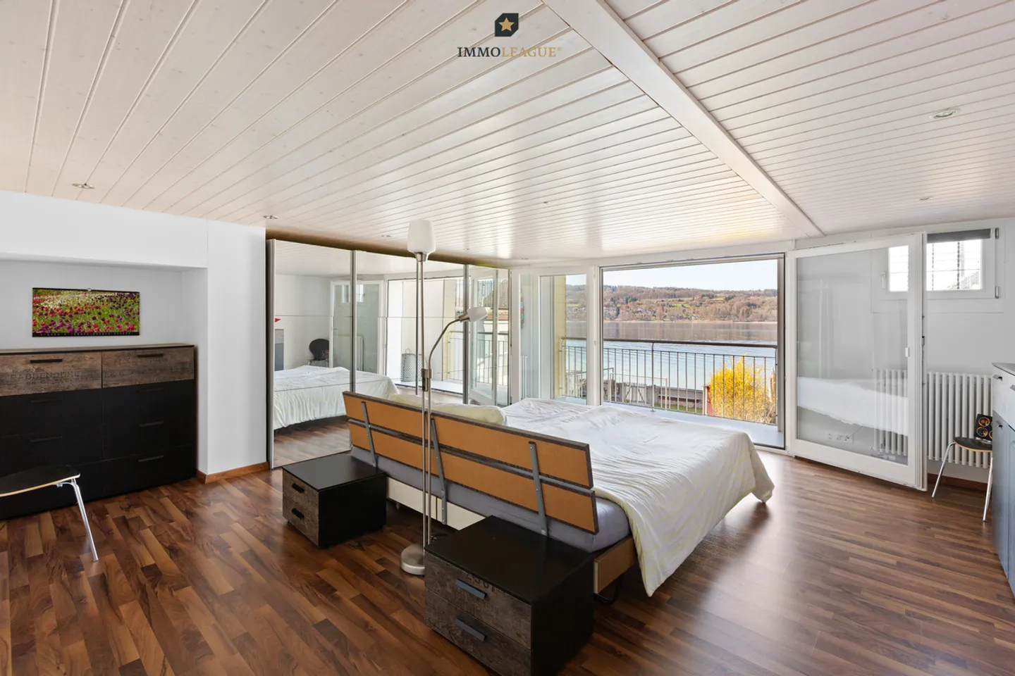 Un joyau rare avec un accès direct au lac. - Photo 5 sur 11