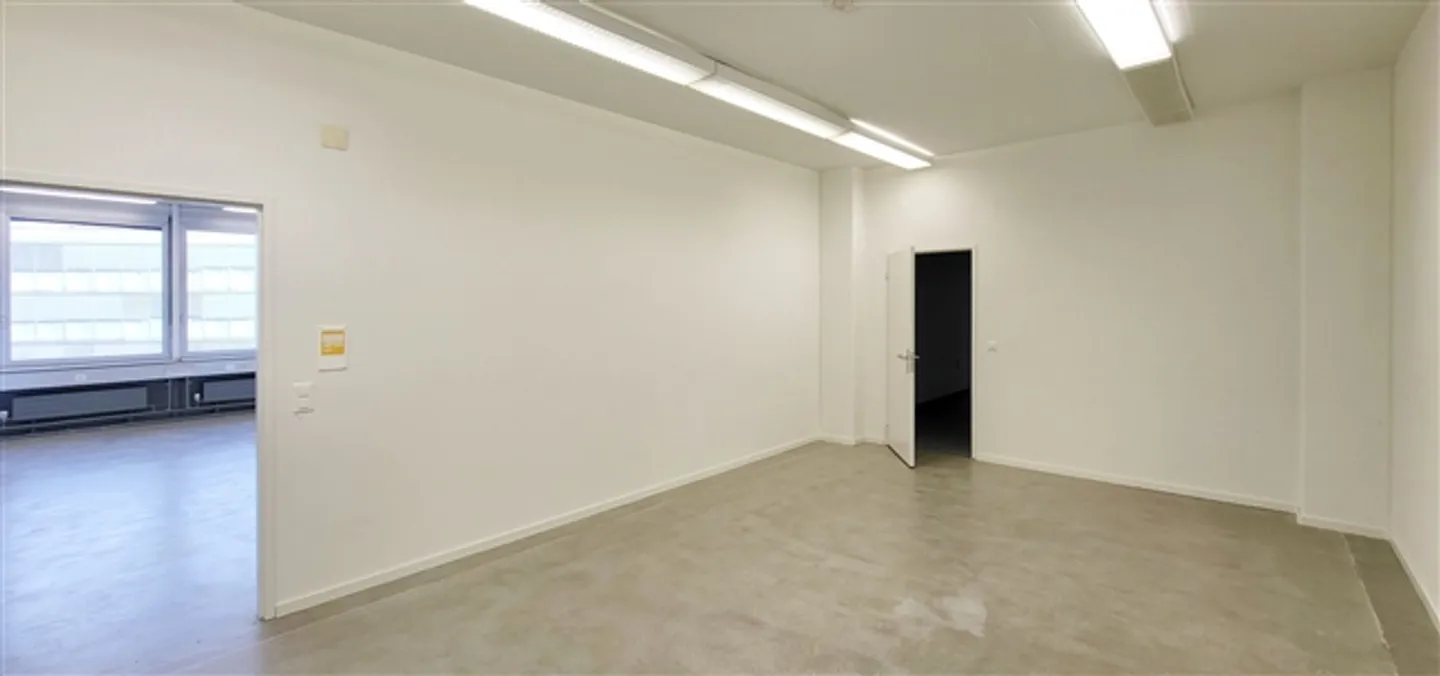 Ready-to-move-in commercial space with 1,000 kg/m² floor load - Photo 7 of 13