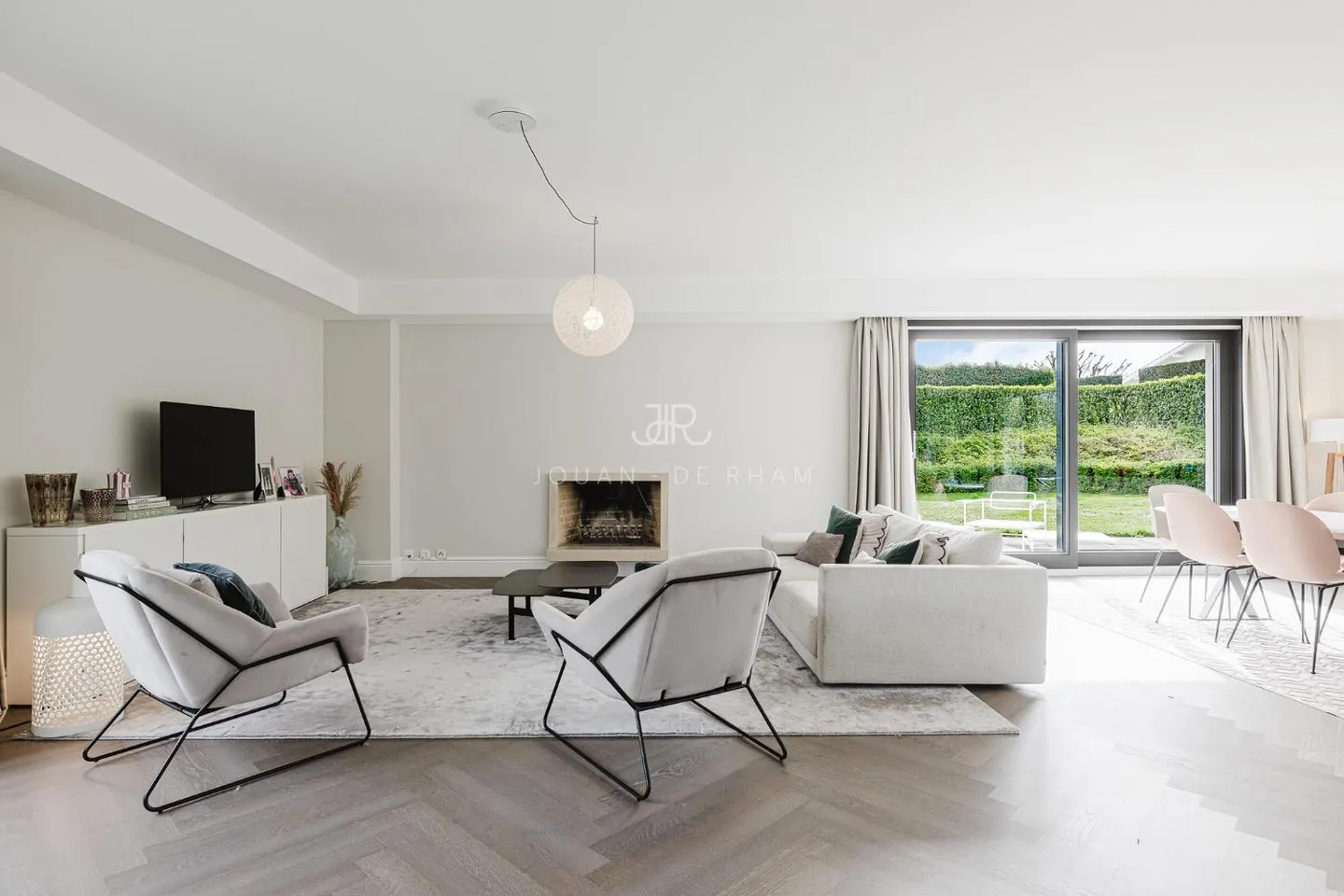 Magnificent house in contemporary style - Photo 2 of 8