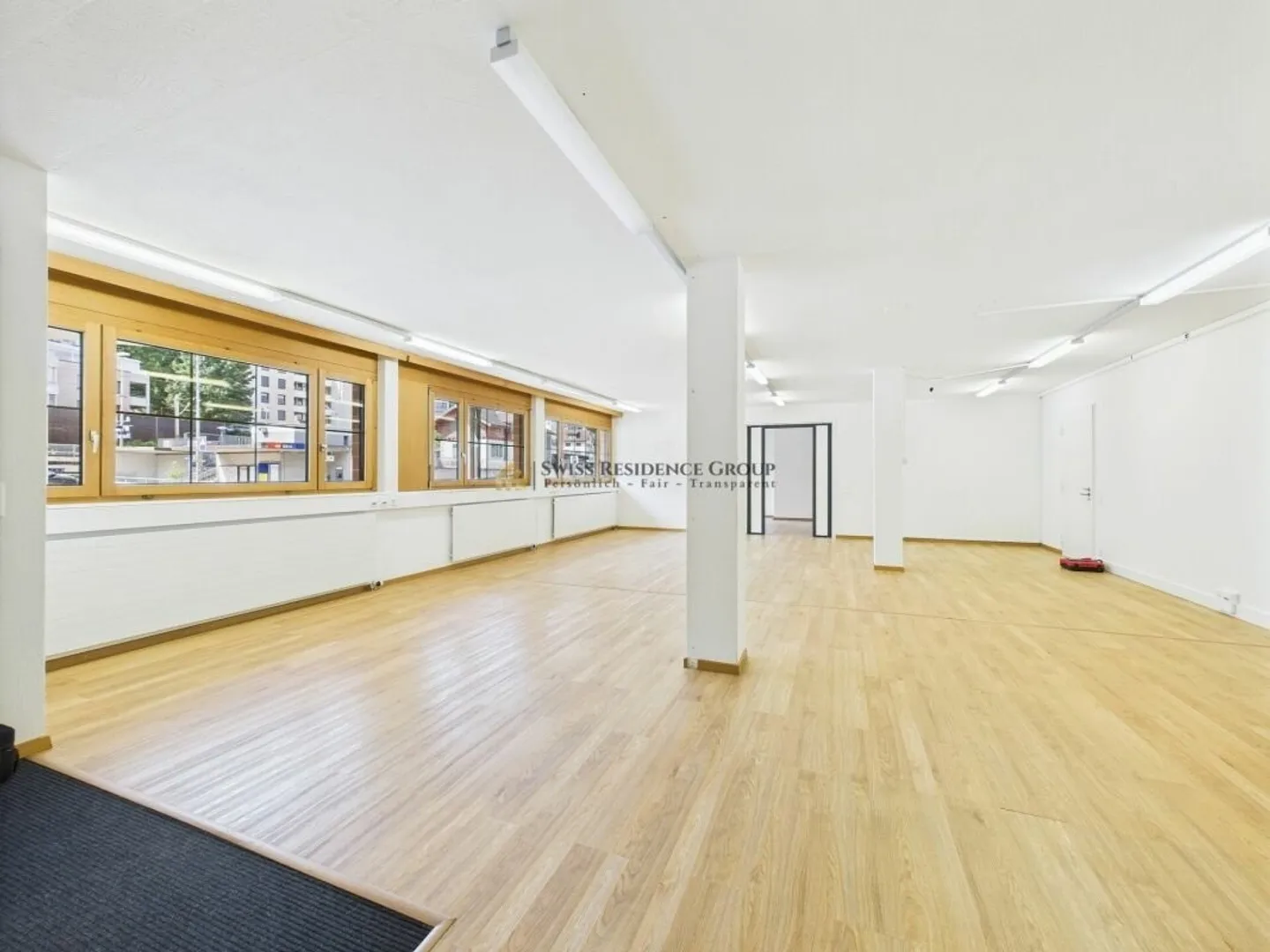 Locaux commerciaux bien entretenus dans le meilleur emplacement à Bäch au bord du lac de Zurich - Photo 3 sur 18