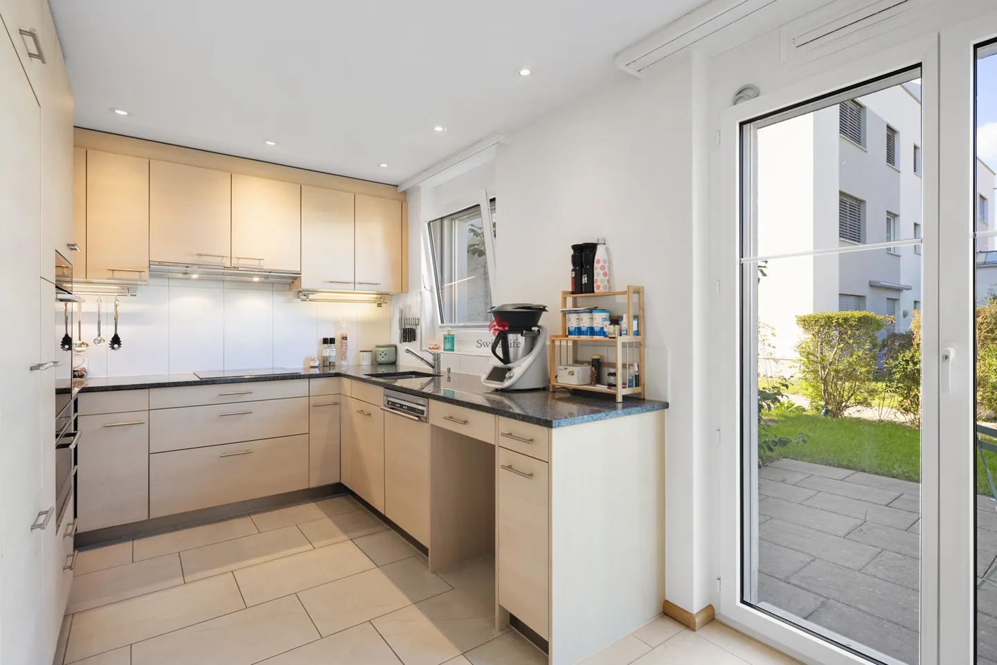 Charming Maisonette Apartment - Photo 6 of 13