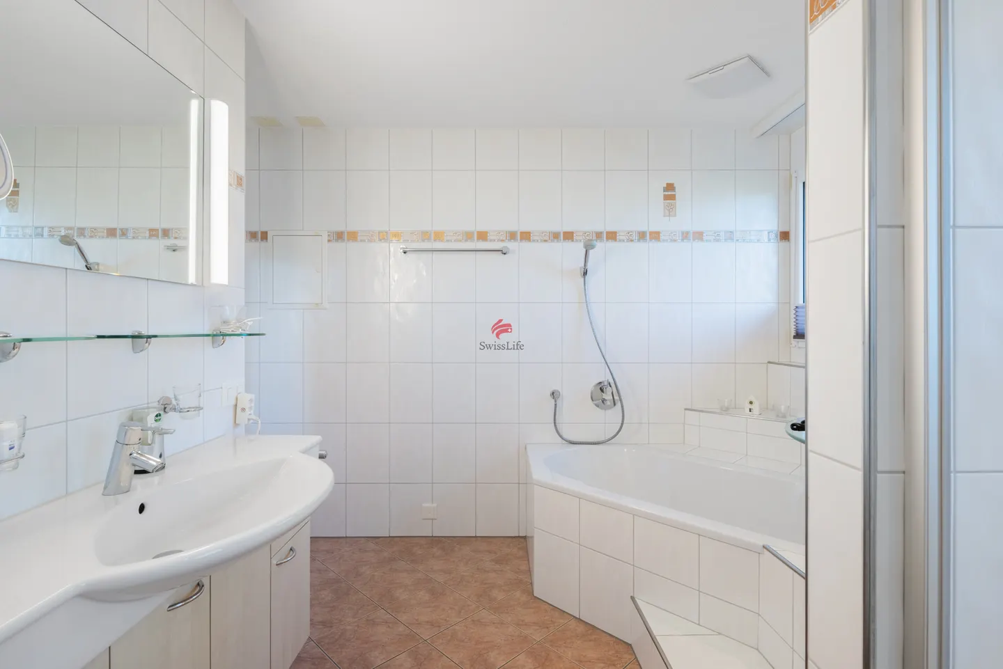 Charming Maisonette Apartment - Photo 10 of 13