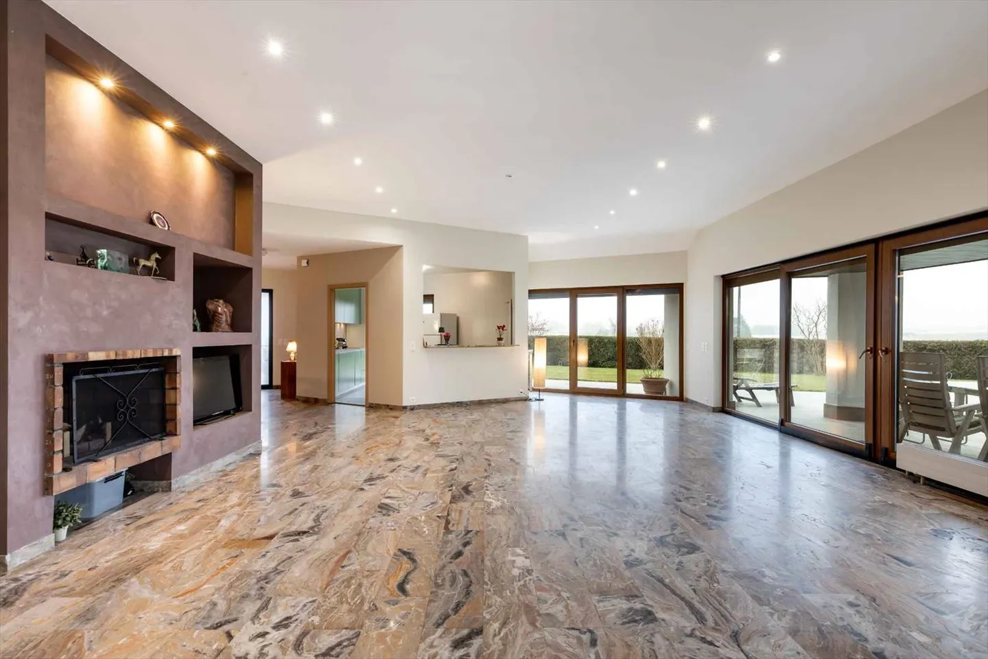 Spaziosa villa ristrutturata con piscina e vista - Foto 2 di 13