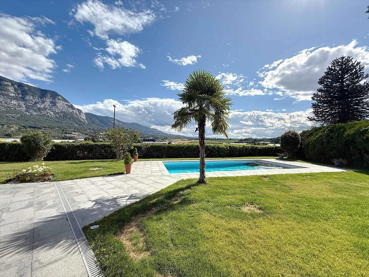 Spaziosa villa ristrutturata con piscina e vista - Foto 1 di 13