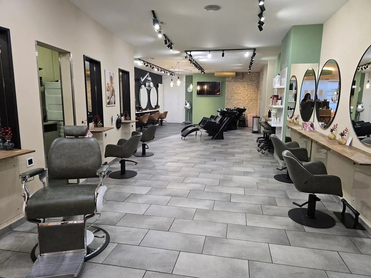 Salon de coiffure meublé au rez-de-chaussée à Schifflände - Photo 4 sur 12