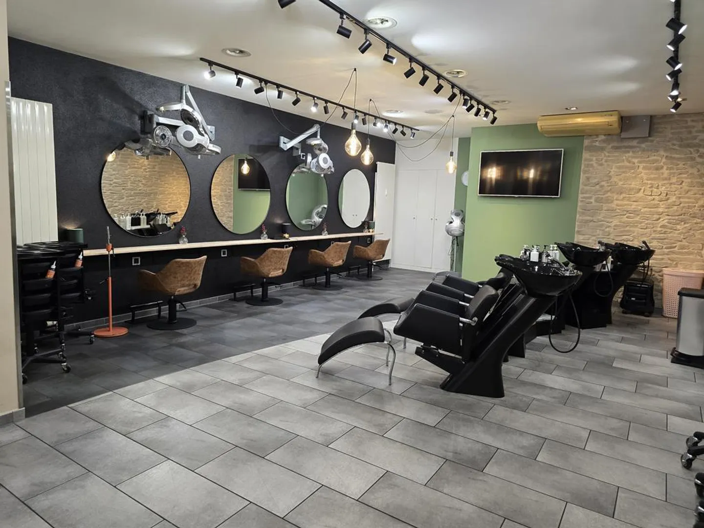 Salon de coiffure meublé au rez-de-chaussée à Schifflände - Photo 5 sur 12