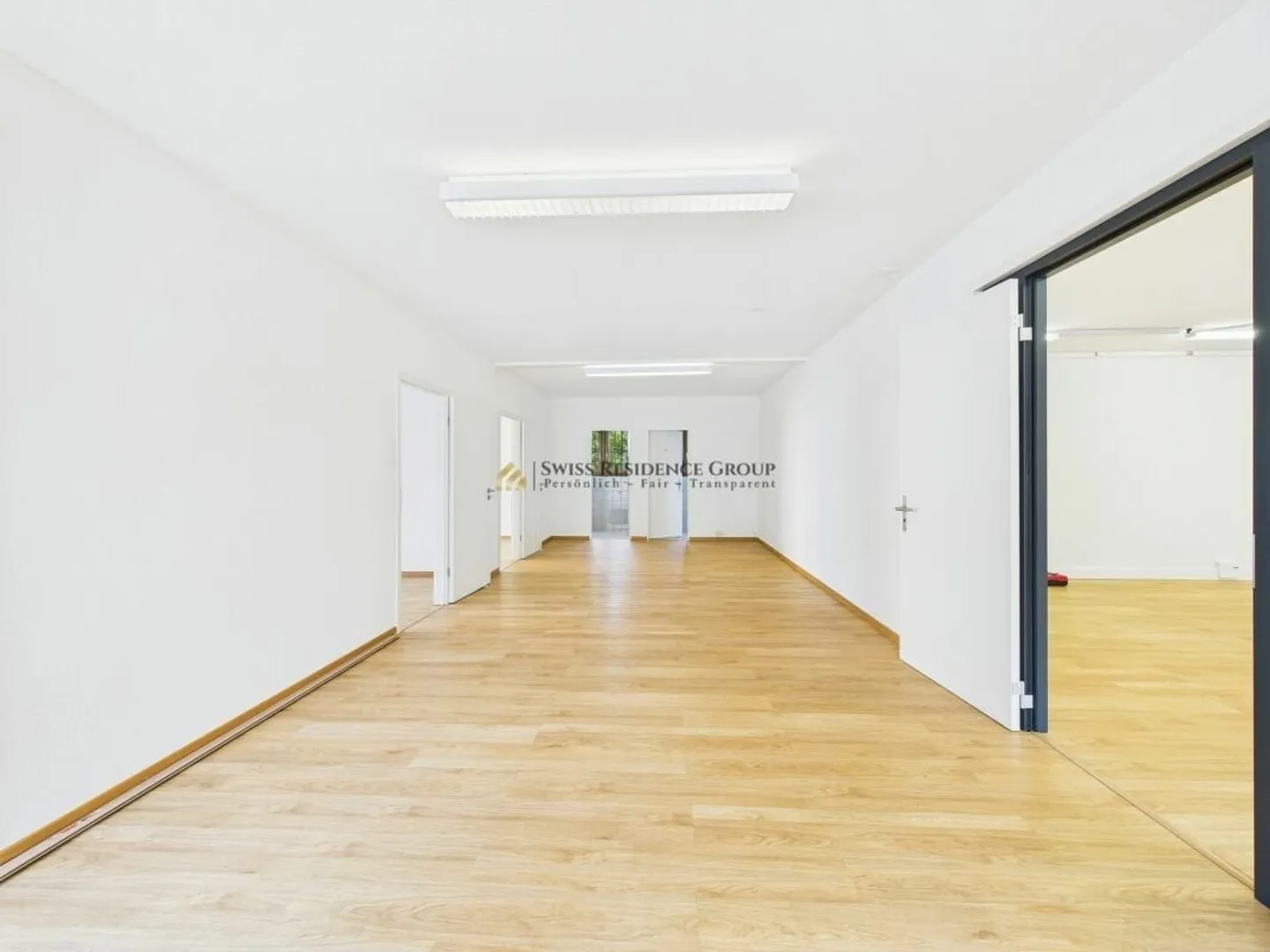 Locaux commerciaux bien entretenus dans le meilleur emplacement à Bäch au bord du lac de Zurich - Photo 7 sur 18