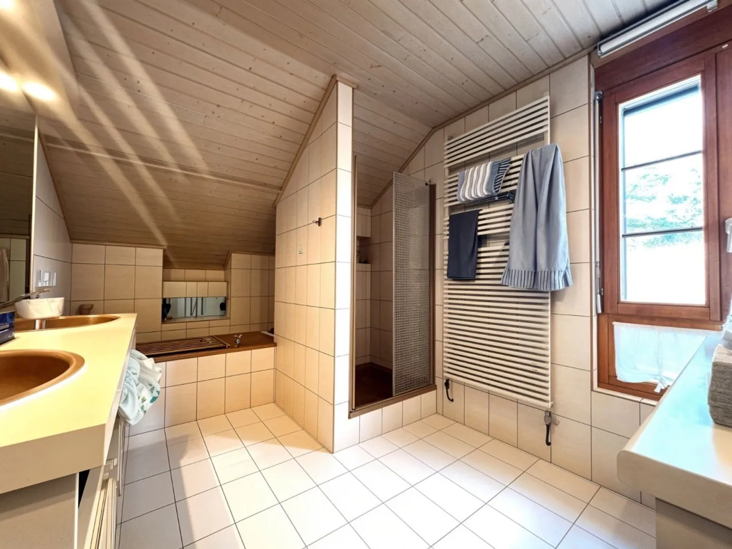 Magnifica casa a schiera con 8,5 stanze e vista mozzafiato sulle Alpi / 5 camere da letto / 2 bagni / terrazza, balcone e giardino di 800m². - Foto 13 di 13