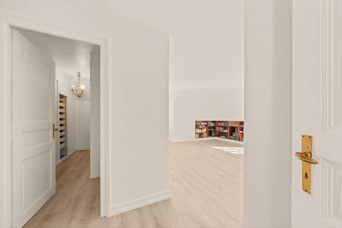 Exclusively: Individual villa with large plot and unobstructed view - Photo 7 of 7