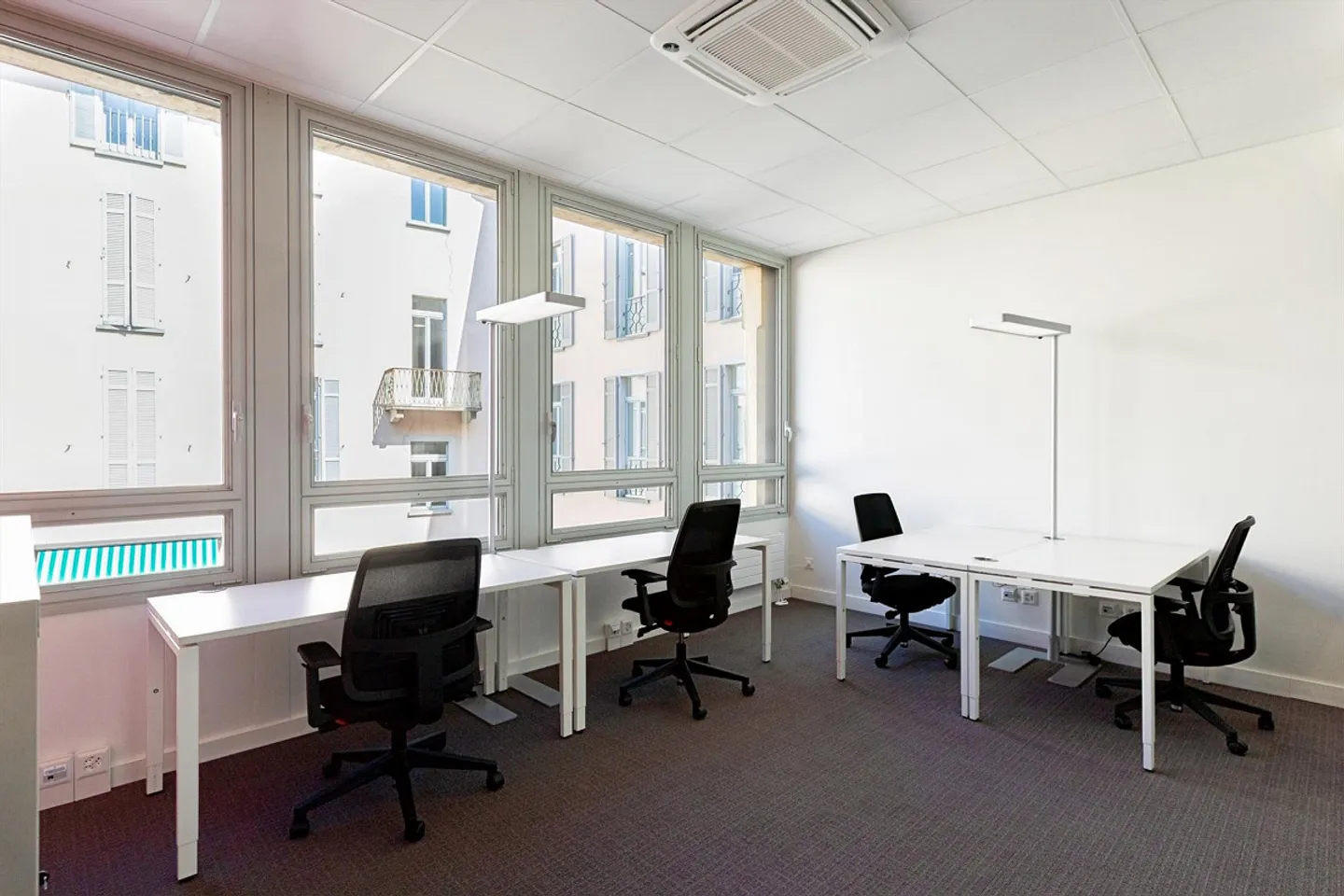 Bureau dédié pour 5 personnes à Regus Quartiere Maghetti - Photo 1 sur 7