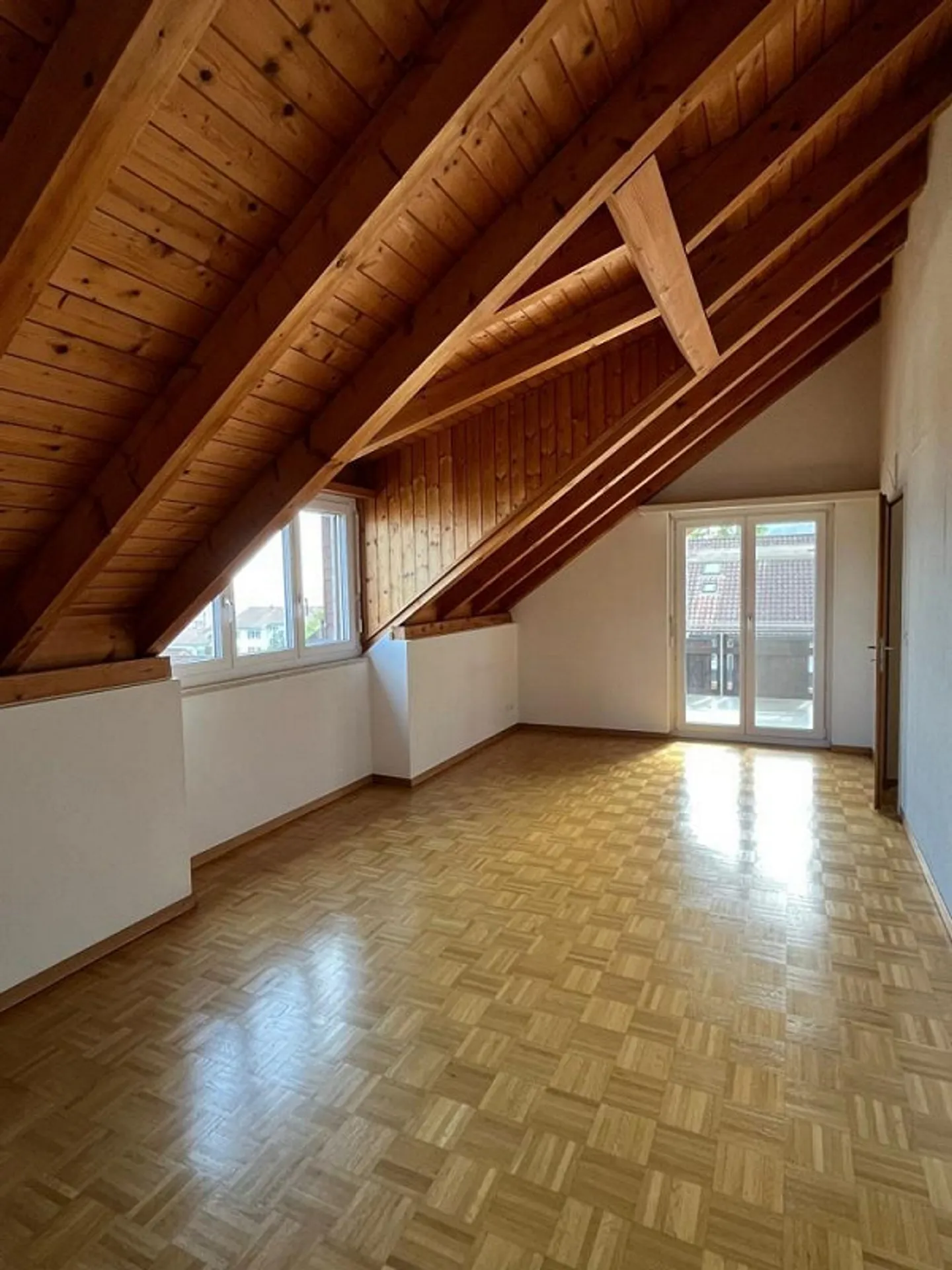 Temporary attic apartment until April 30, 2026 with lake view - Photo 3 of 8