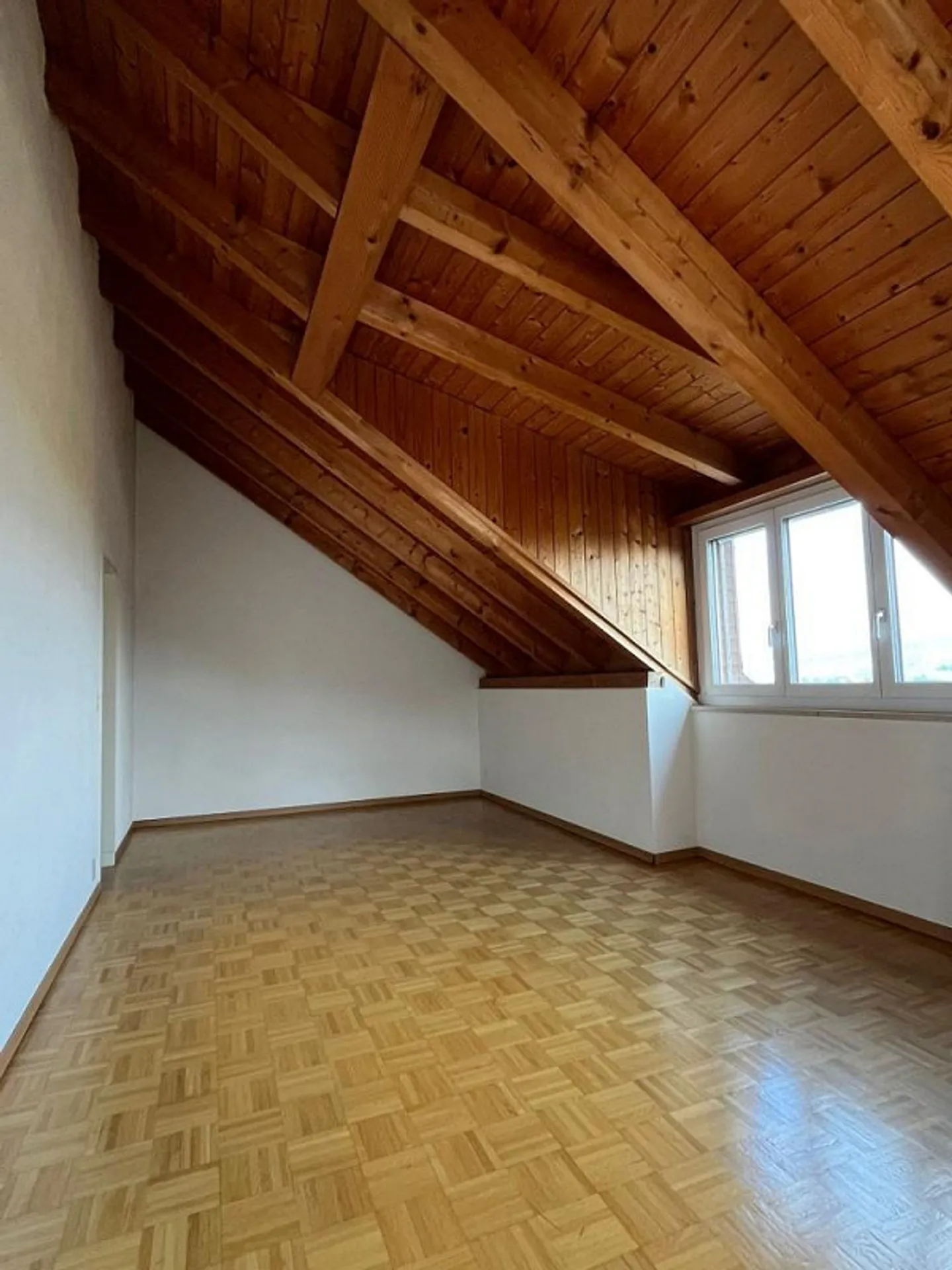Temporary attic apartment until April 30, 2026 with lake view - Photo 4 of 8