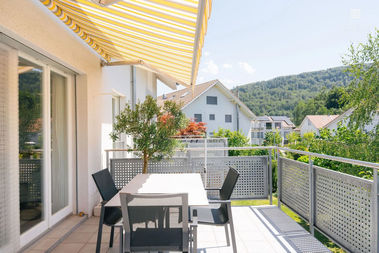 4½-Room Maisonette Apartment on 3 Floors between Lake and Mountains - Photo 3 of 11