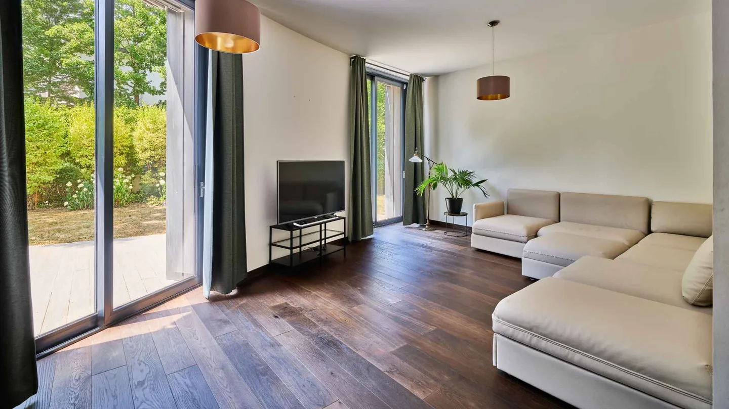 Contemporary Garden Apartment - Photo 4 of 10