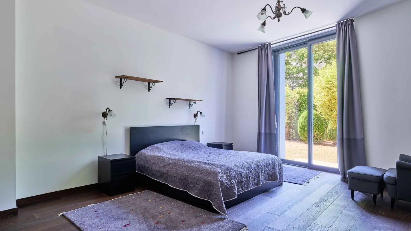 Contemporary Garden Apartment - Photo 8 of 10