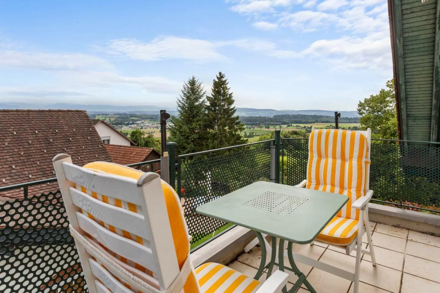 Maisonette-Dachwohnung dans le vert avec vue sur le lac Pfäffiker et les Alpes - Photo 8 sur 12