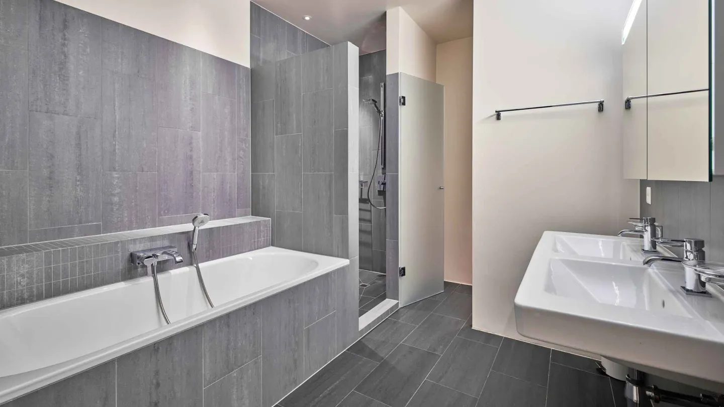 Contemporary Garden Apartment - Photo 9 of 10