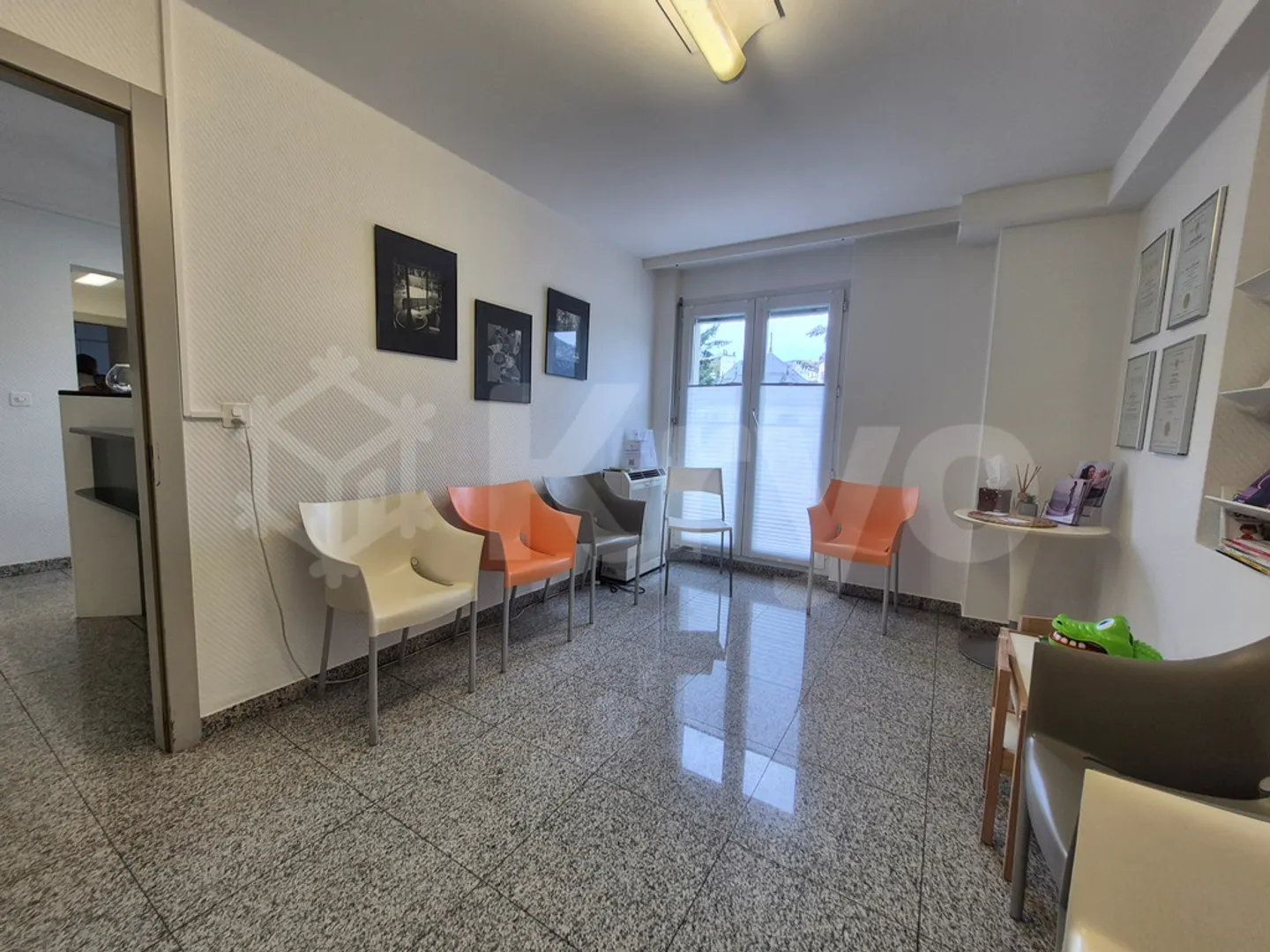 Geräumiges Büro mit Terrasse - Foto 10 von 10