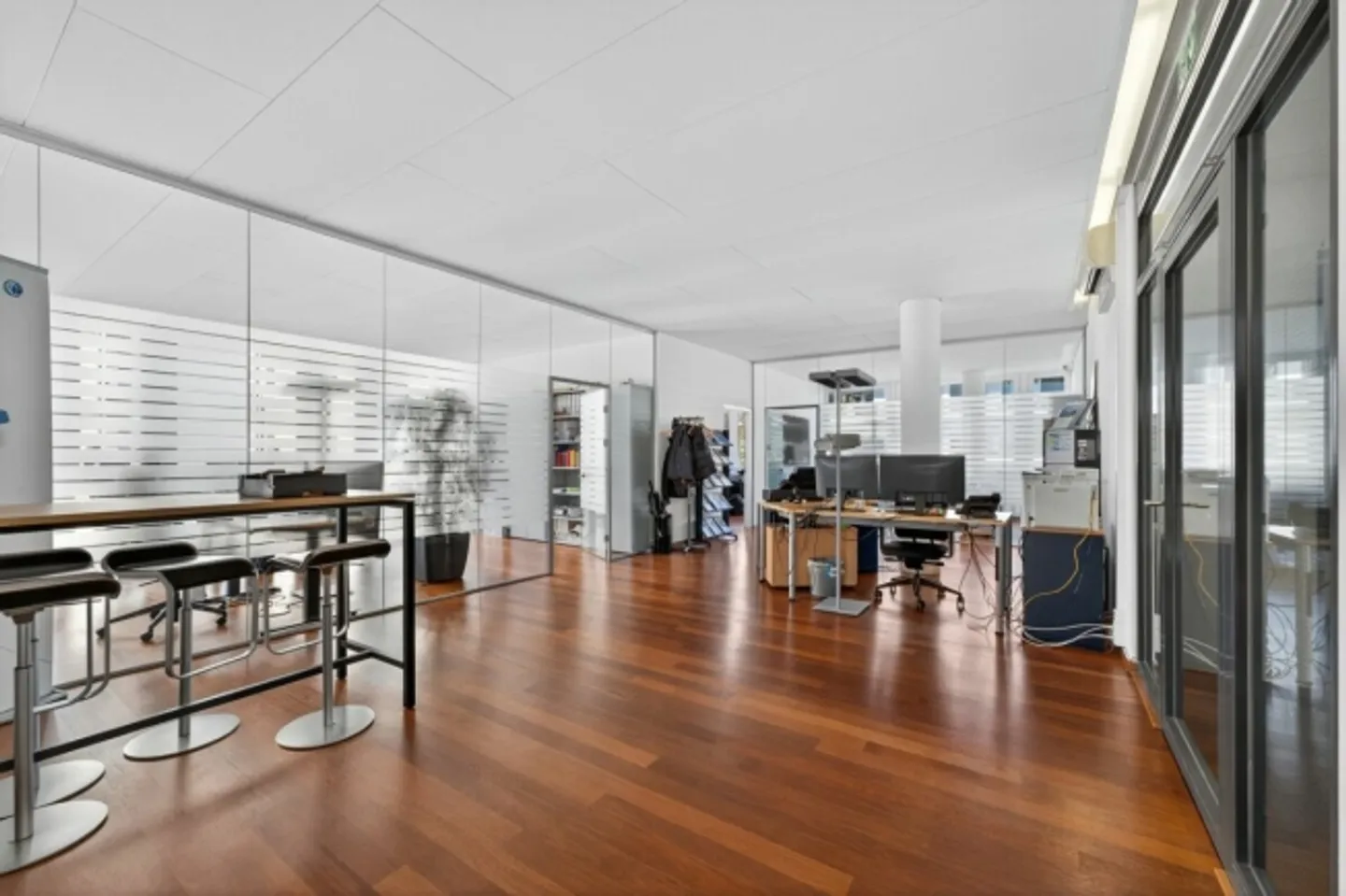 300 m2 Office Space in the City of Zug - Photo 3 of 10