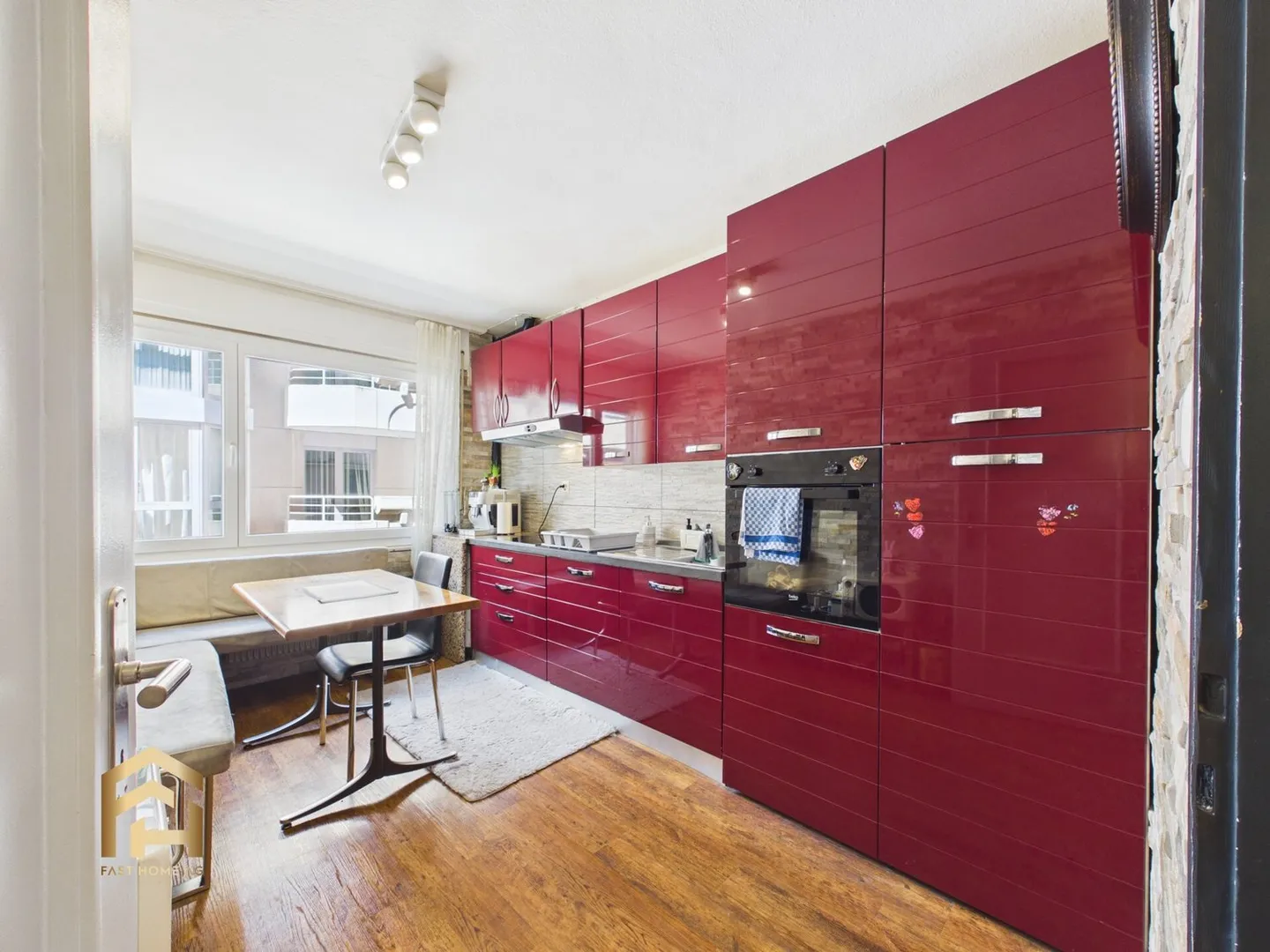 Living in the Heart of Visp: Bright 4.5-Room Apartment at Kaufhausplatz - Photo 5 of 13