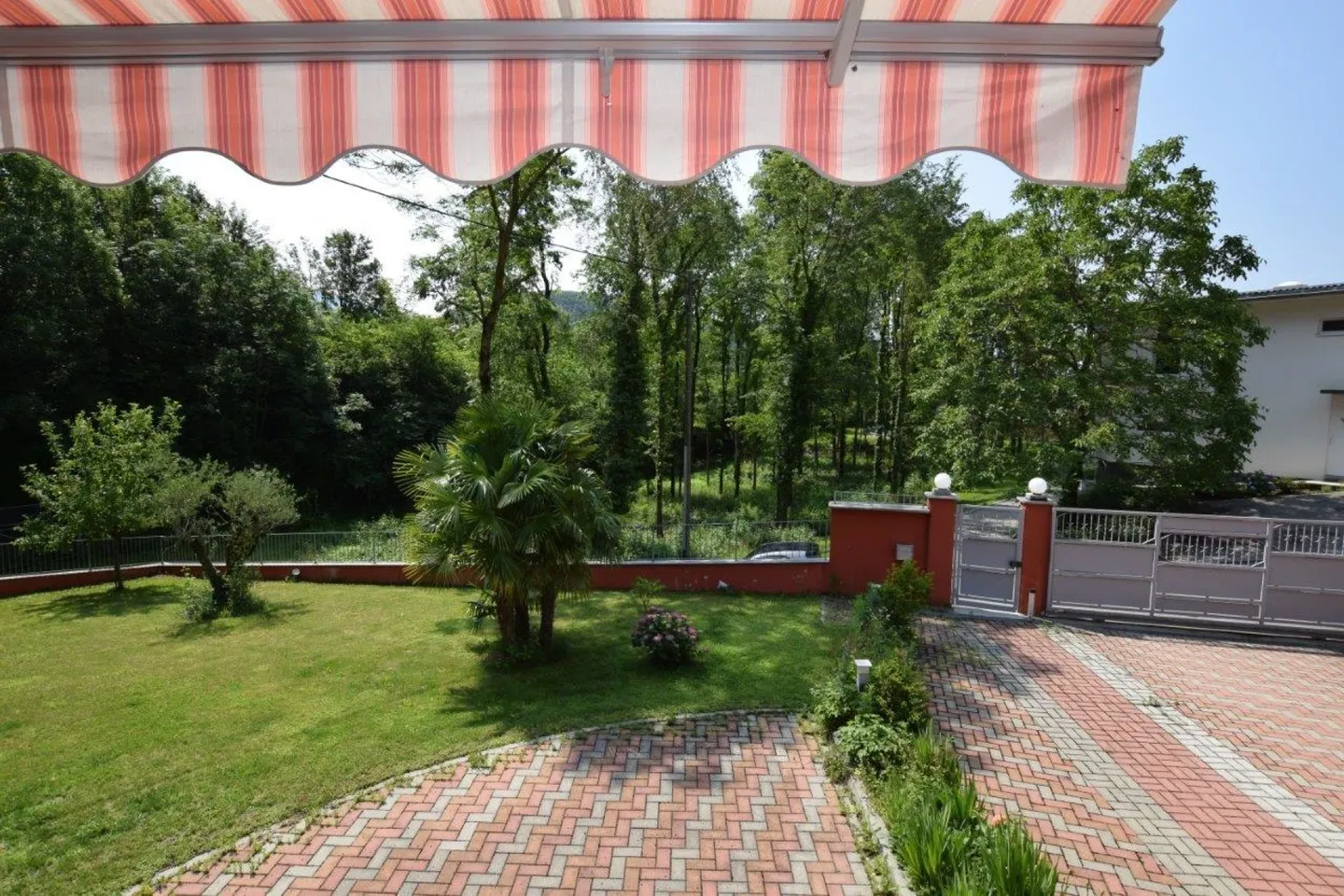Casa con grande giardino e appartamento per ospiti - Foto 12 di 13