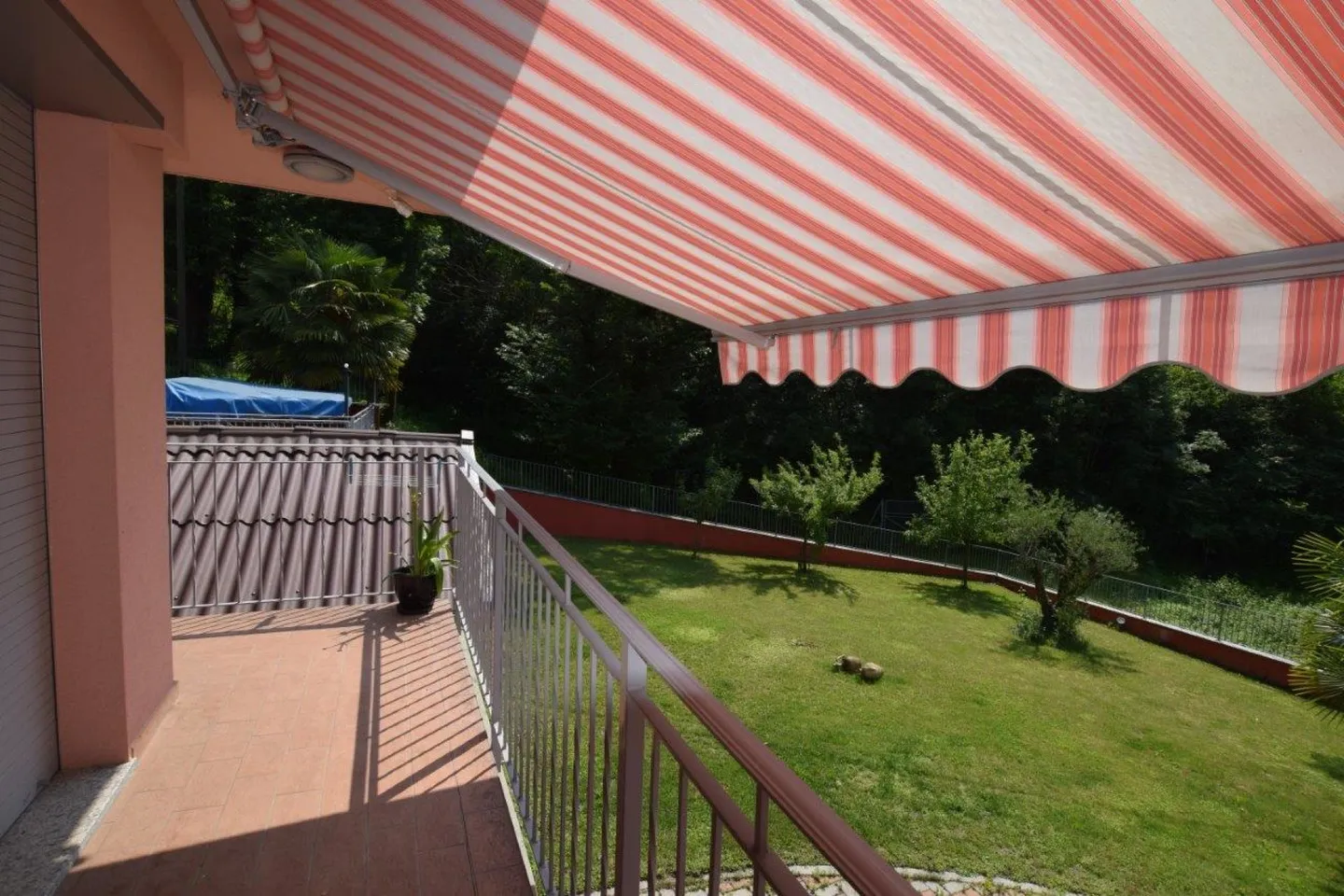 Casa con grande giardino e appartamento per ospiti - Foto 10 di 13