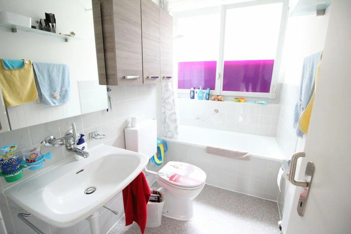 Appartement lumineux de 4 pièces en rez-de-chaussée surélevé, proche du centre-ville - Photo 4 sur 6