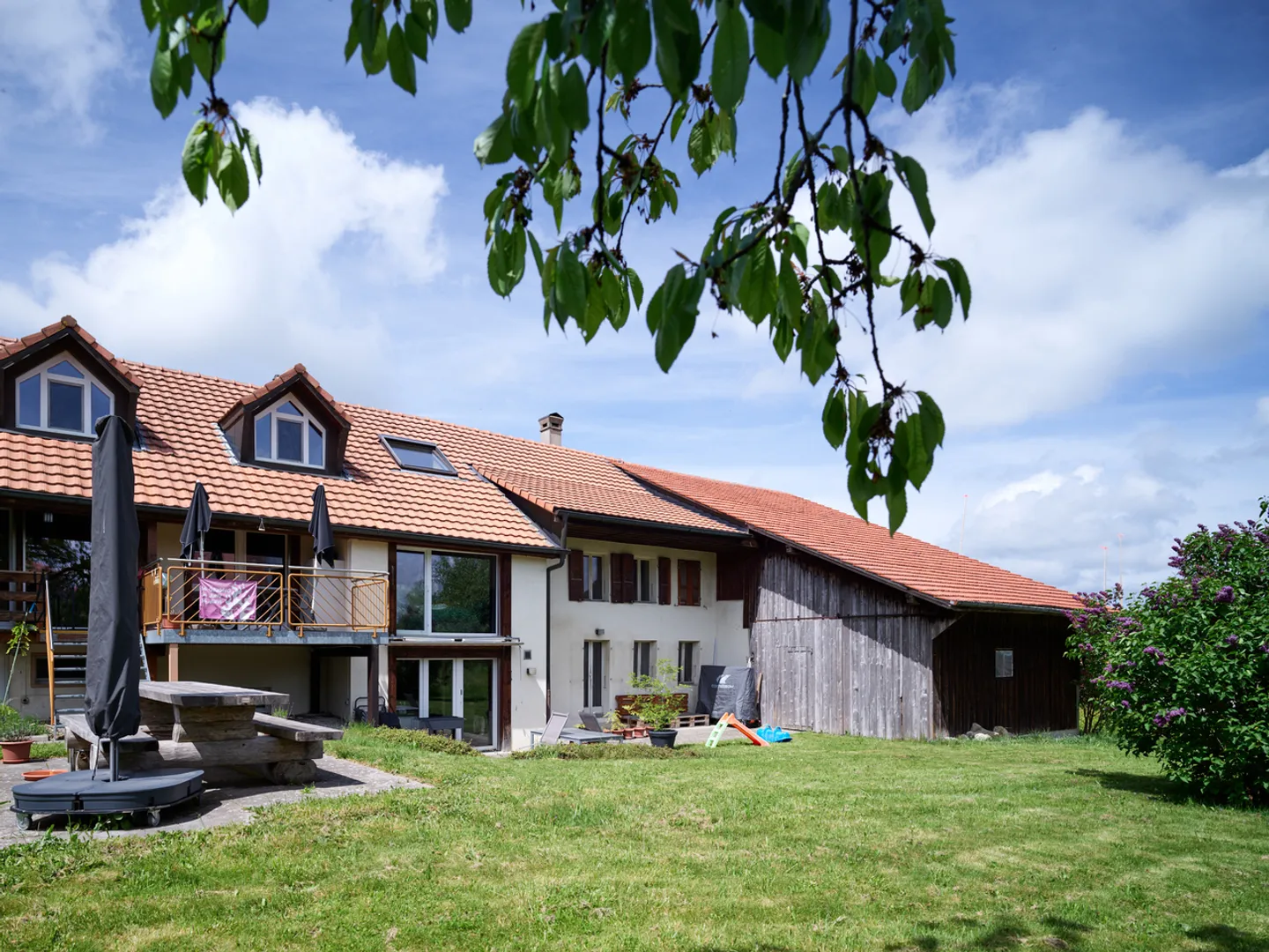 Renovated farmhouse with 2 apartments and residual potential - Photo 2 of 14