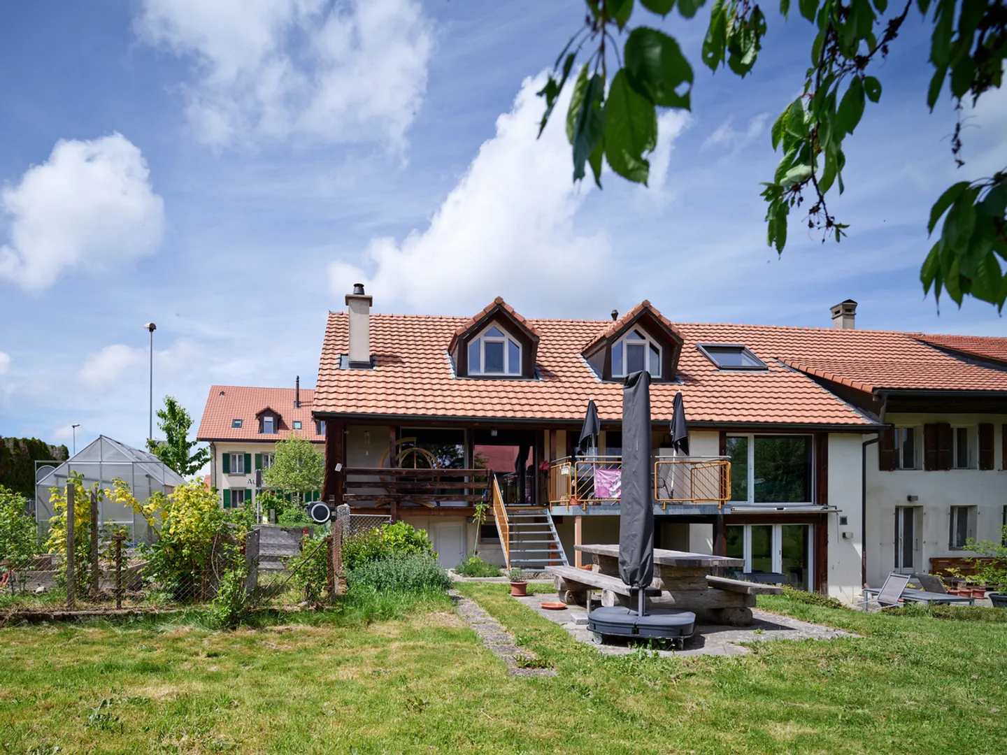 Renovated farmhouse with 2 apartments and residual potential - Photo 3 of 14