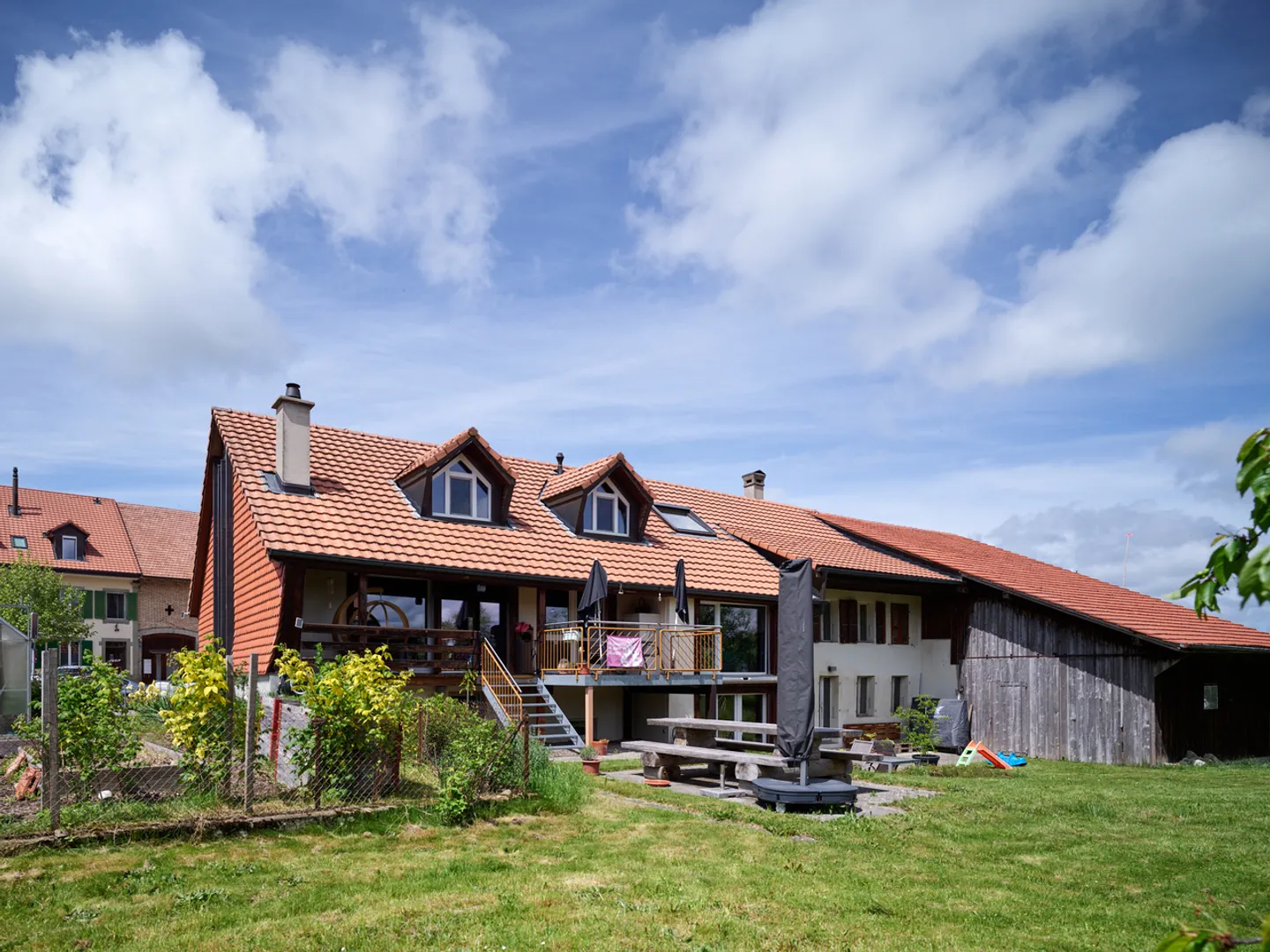 Renovated farmhouse with 2 apartments and residual potential - Photo 4 of 14